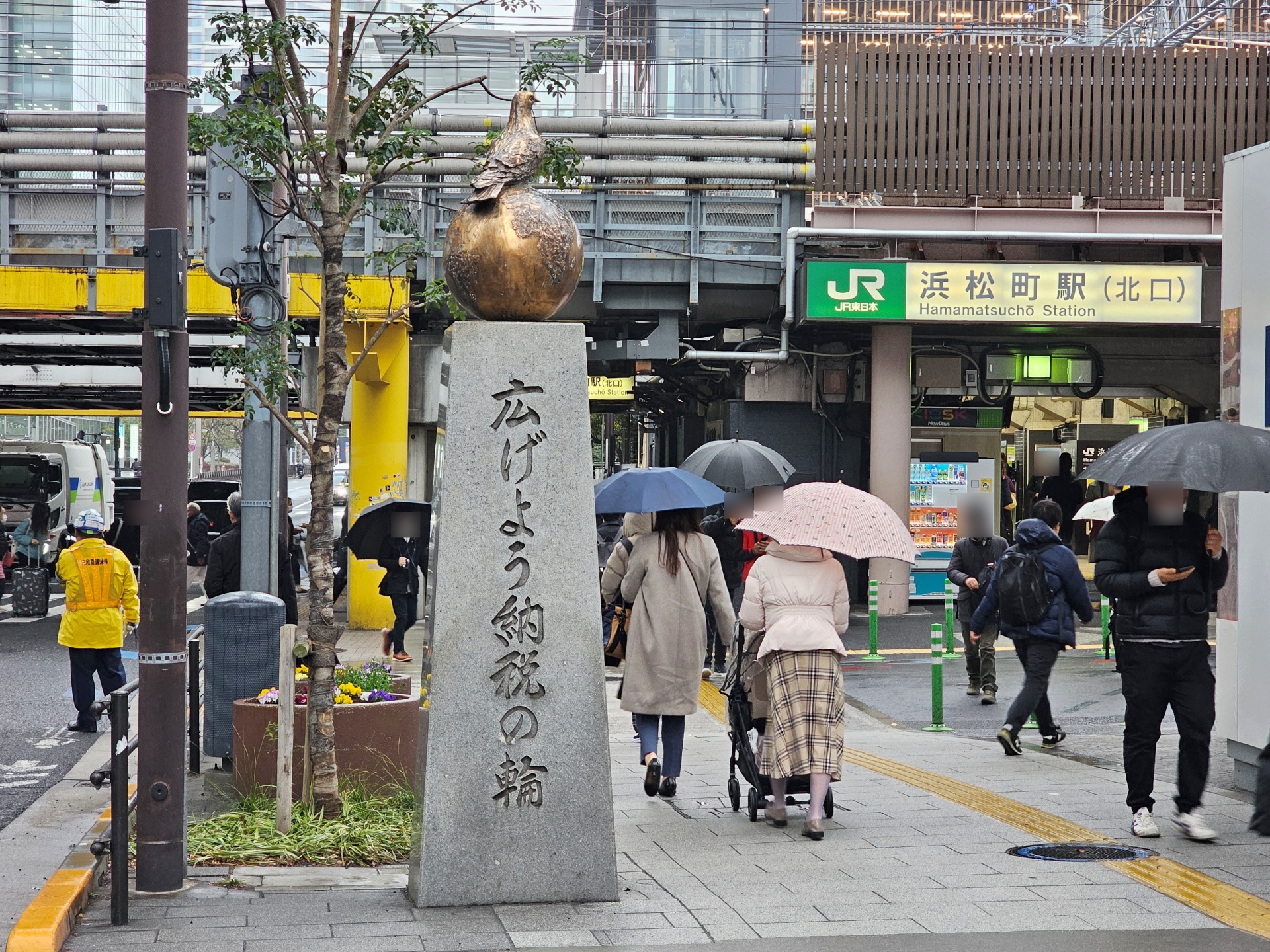 浜松町駅近く。この先にはソフトバンク本社がある