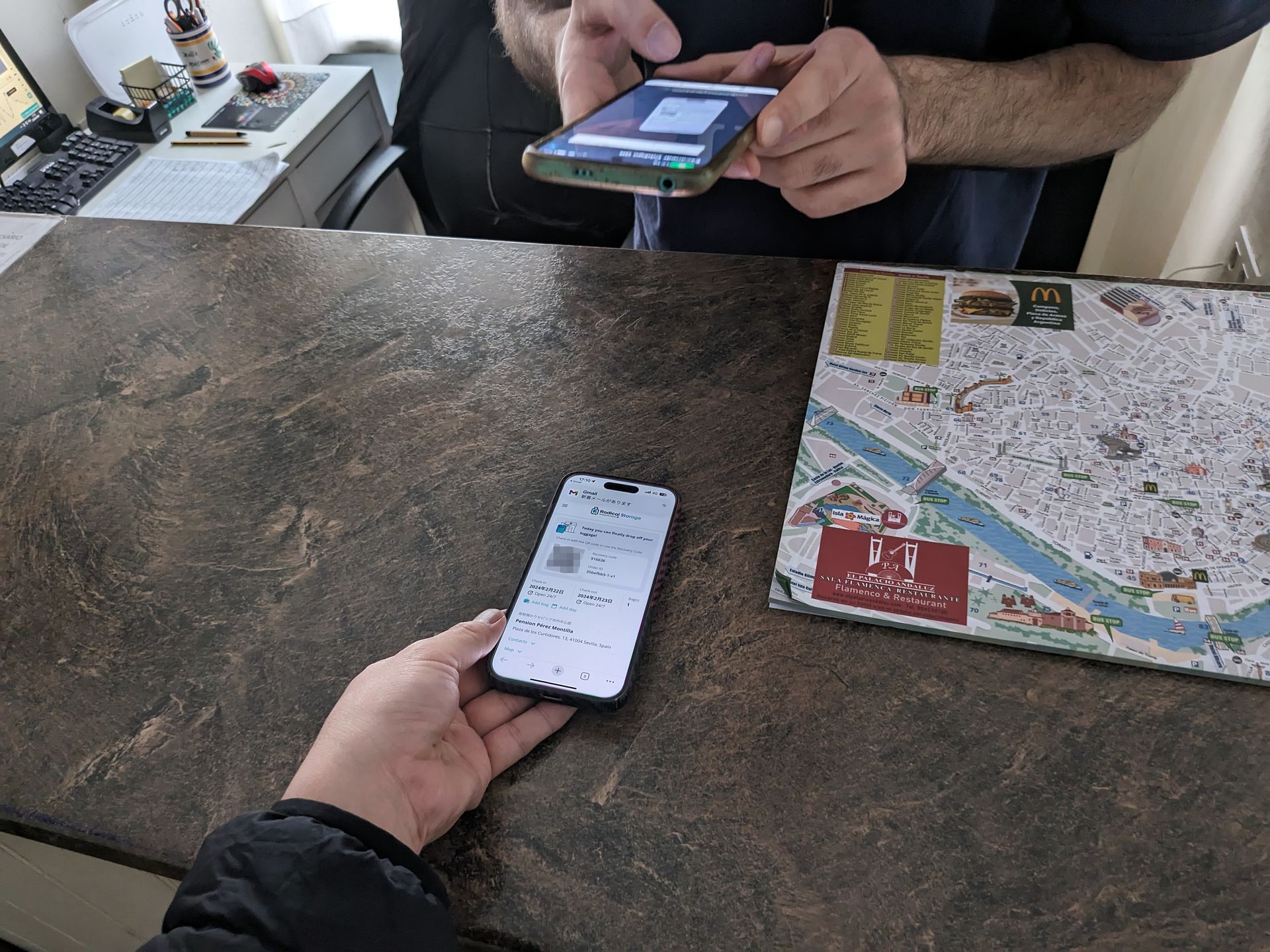 チェックインとチェックアウト、それぞれQRコードを読み込んでもらう