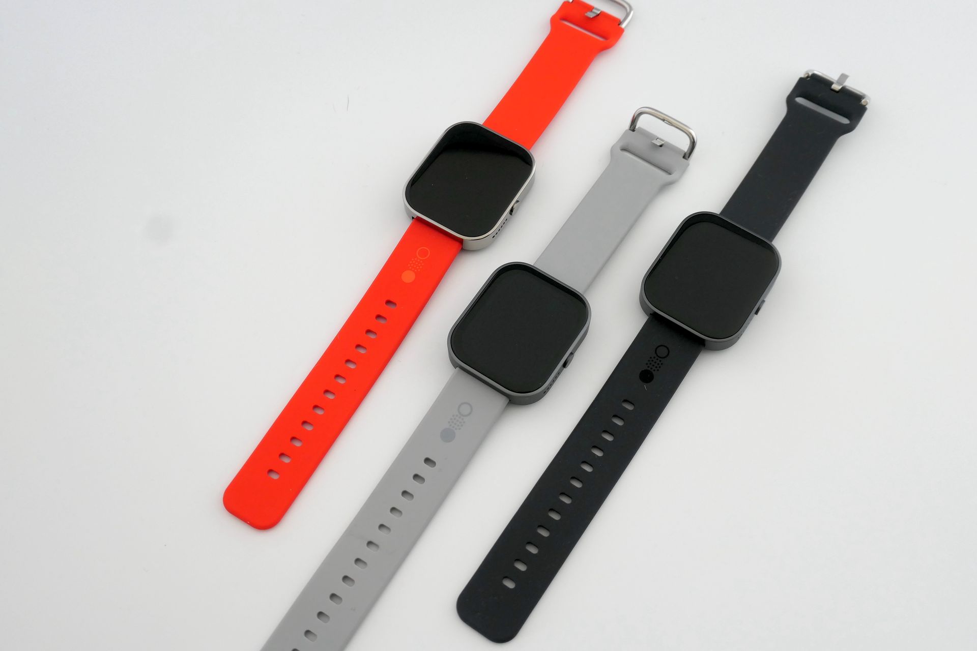 左からメタリックグレー、アッシュグレー、ダークグレー