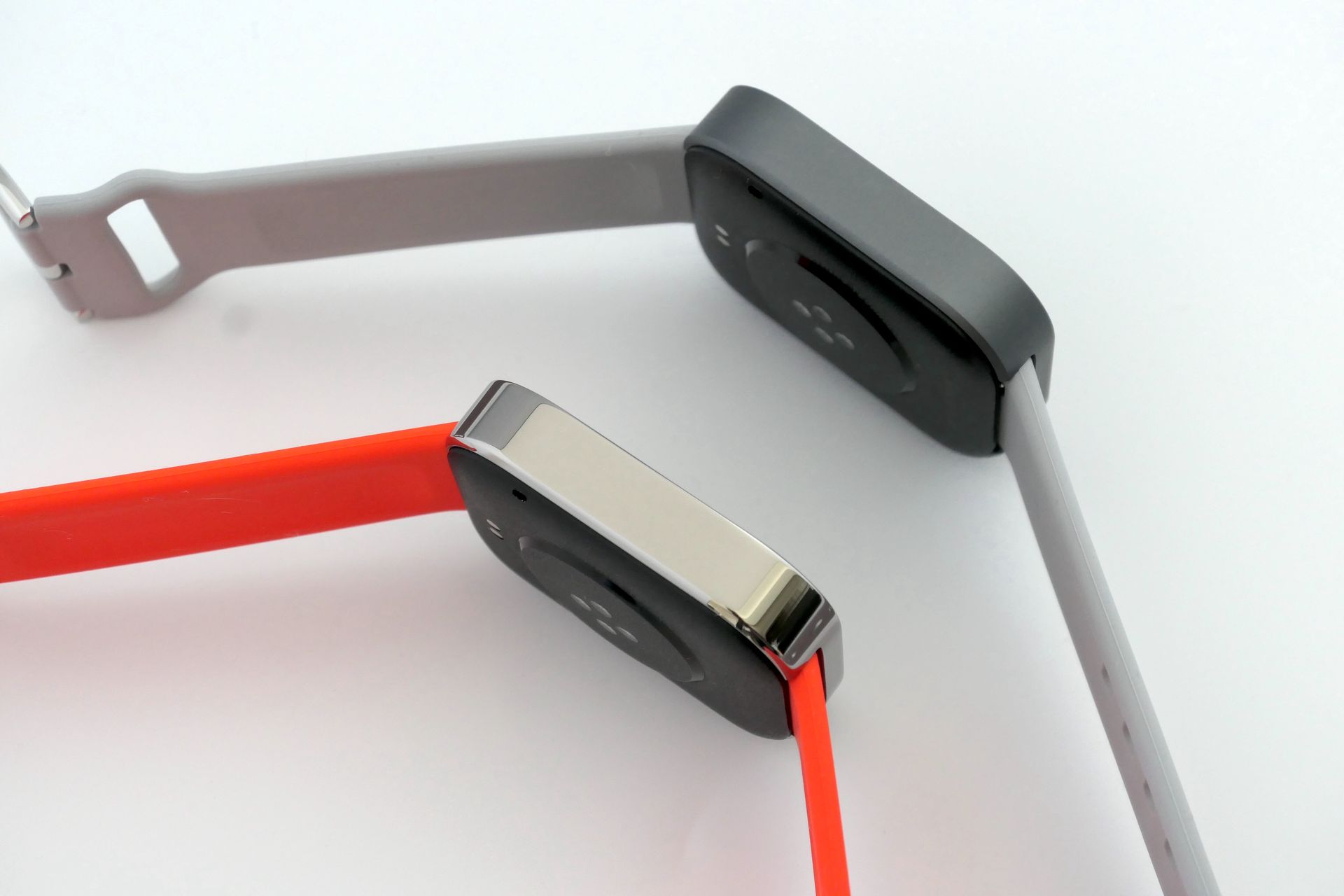 メタリックグレー（手前）のみ、ケースが光沢仕上げになっている