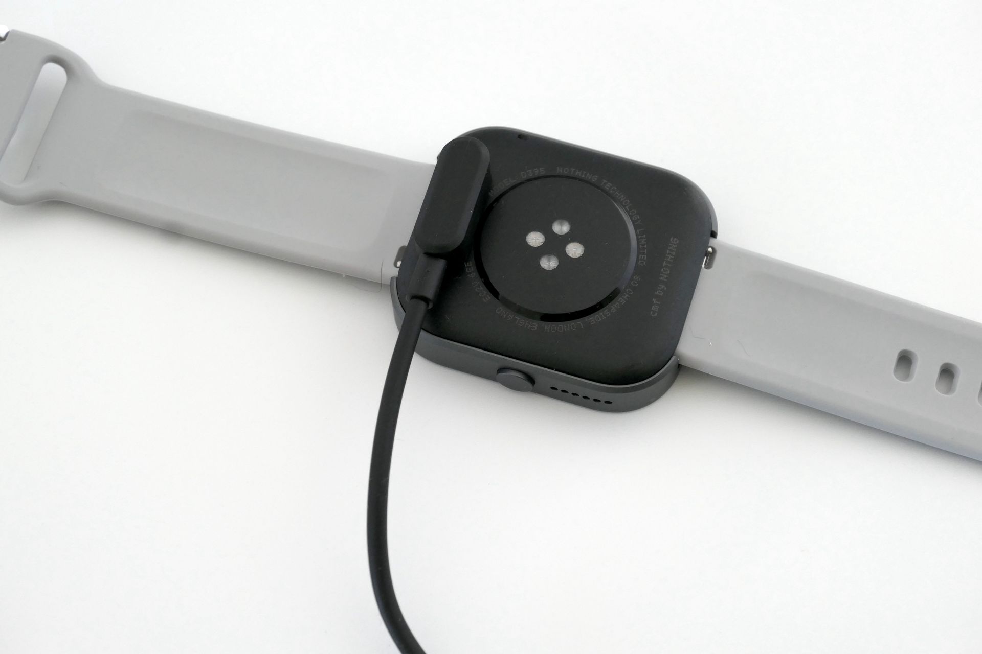 背面に心拍数や血中酸素のセンサーを備え、充電ケーブルを取り付けるマグネットの端子も搭載