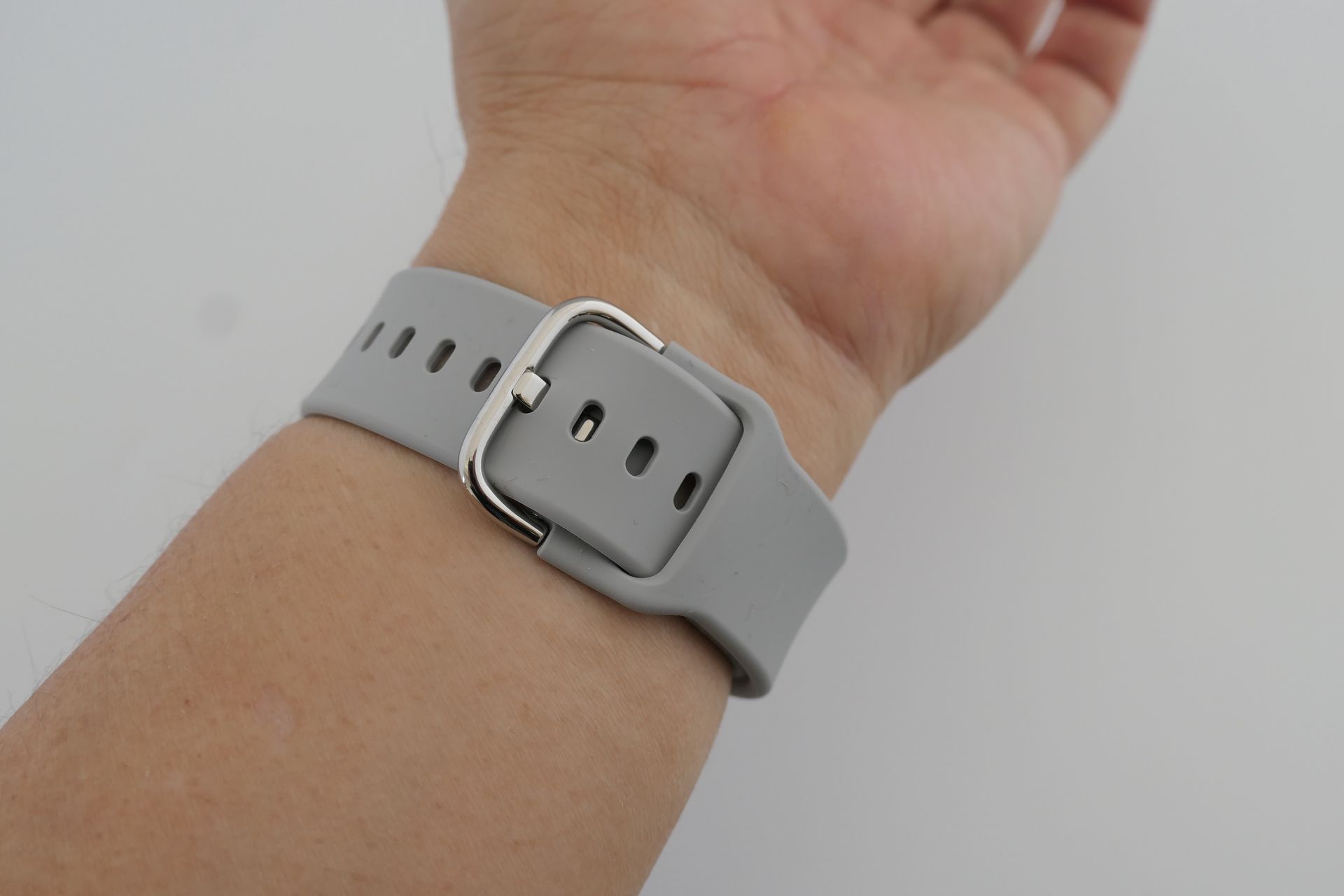 シリコン製のバンドは、このような金具で留める