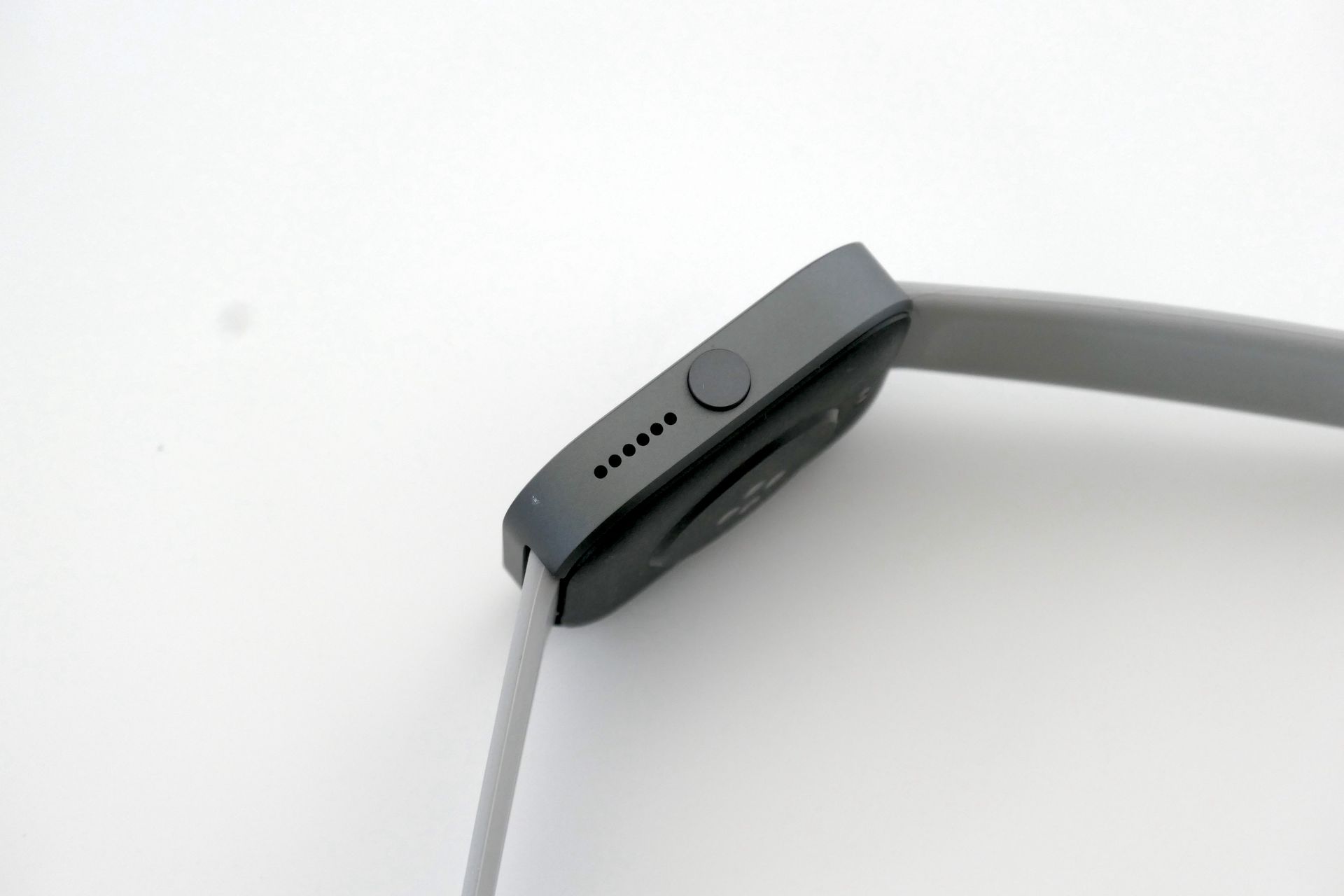 側面にスピーカーを搭載し、スマホを持たずに通話ができる