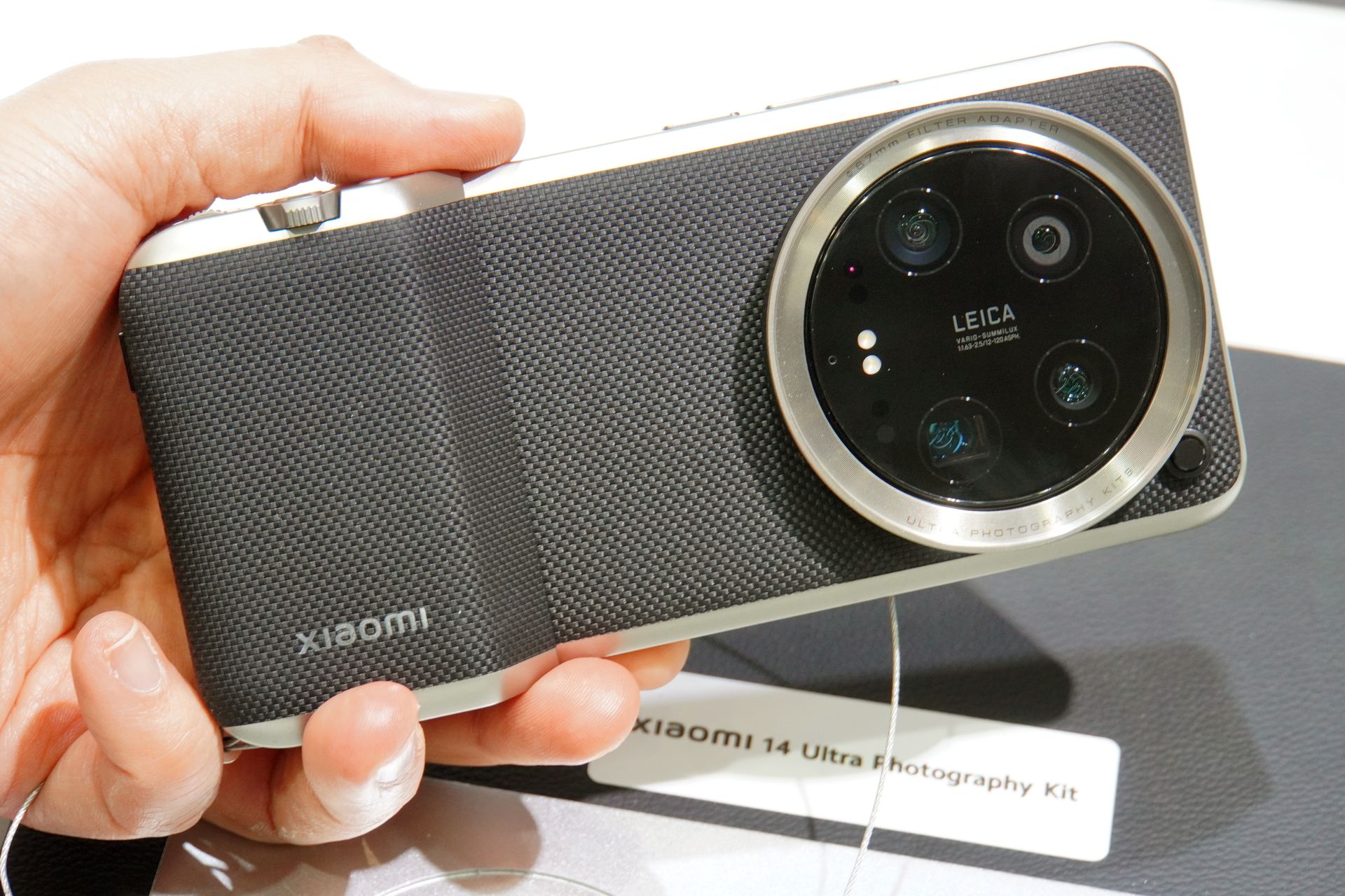 Xiaomi 14 Ultraは、カメラ機能をさらに強化したハイエンドモデル。リー氏、大沼氏ともに日本での展開には意欲的だ