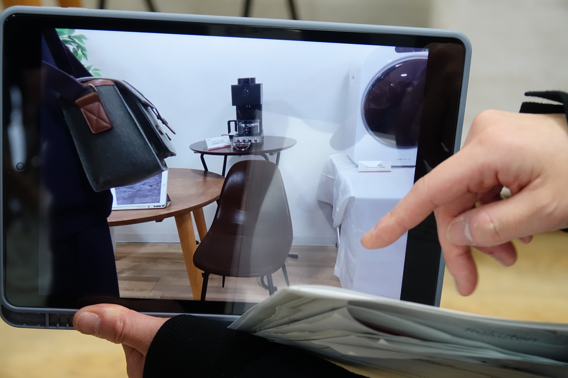 画面中央右のイスはARで表示されている