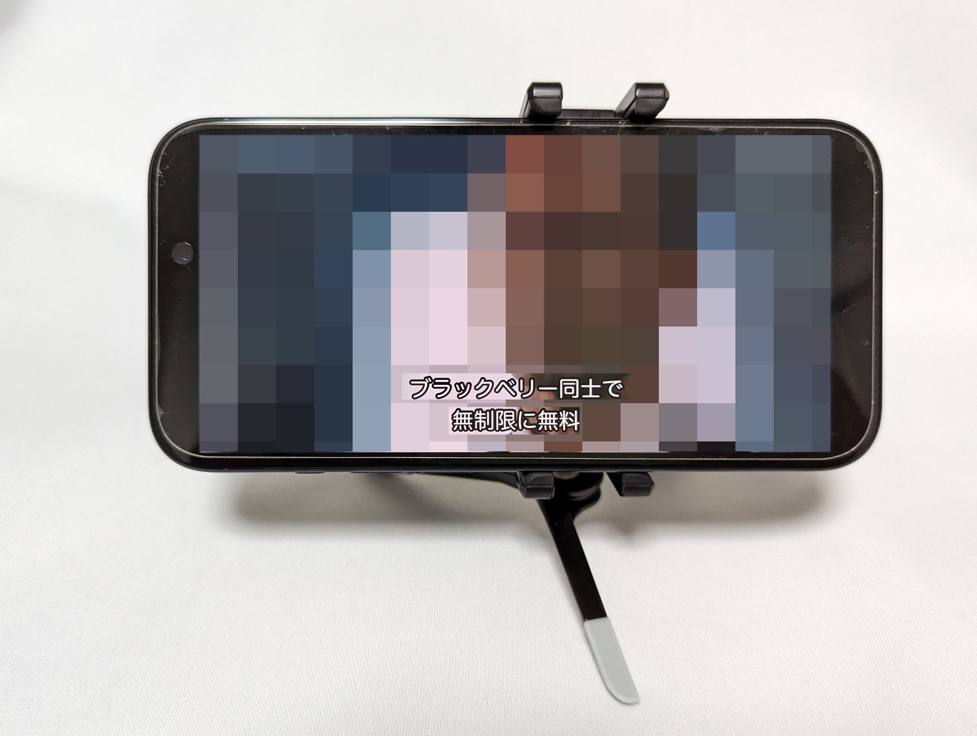 「Apple TV+」で見つけた映画のブラックベリーをiPhoneで視聴。日本語字幕も用意されているので内容もしっかり把握できるが、色々複雑な気分にさせられる