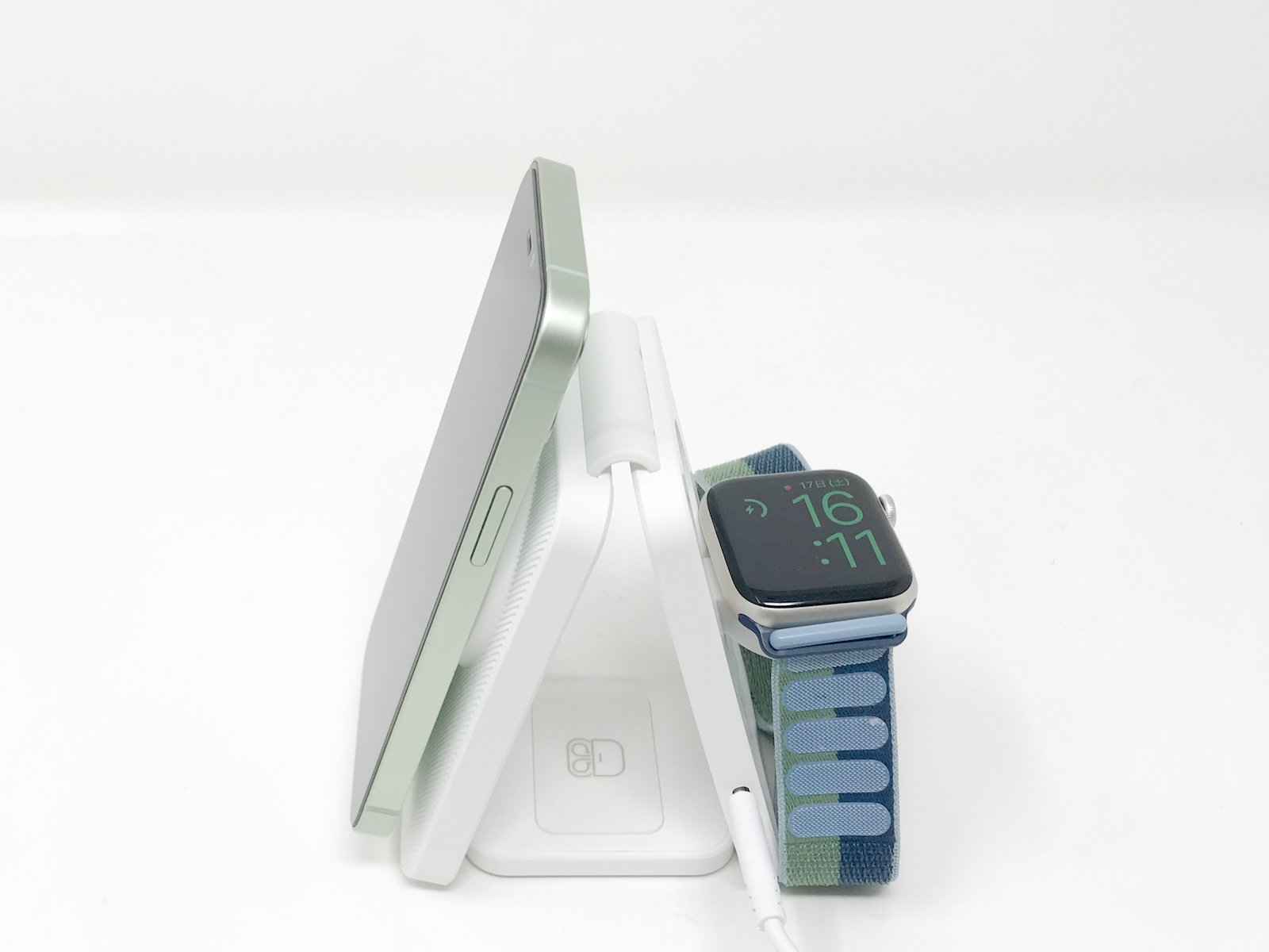 MagSafe対応のiPhoneシリーズならぺたっとくっつけて充電が可能。背面のApple Watch充電器も同様です。
