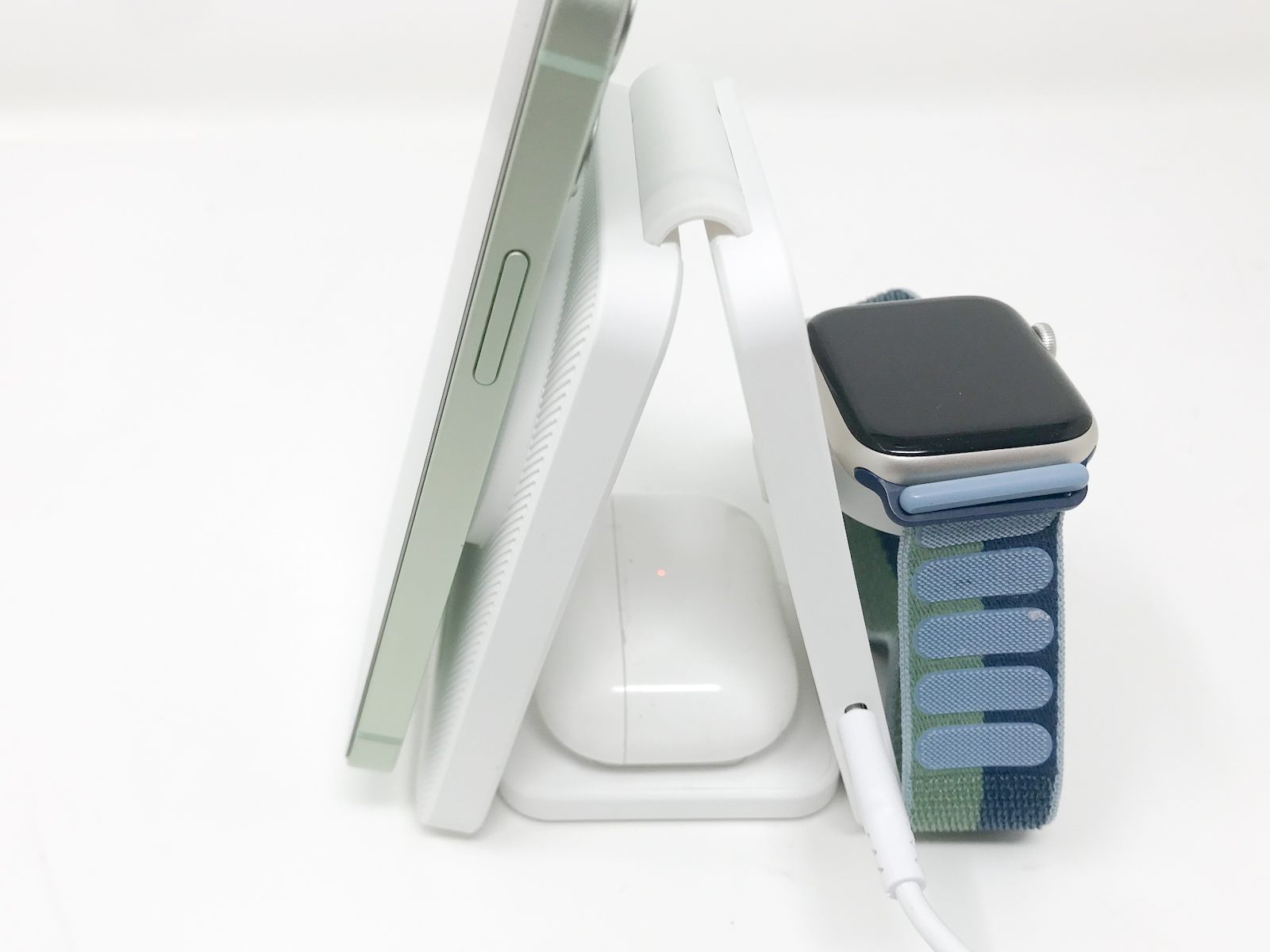 多少手狭ながらAirPodのケースを置いて充電できます。