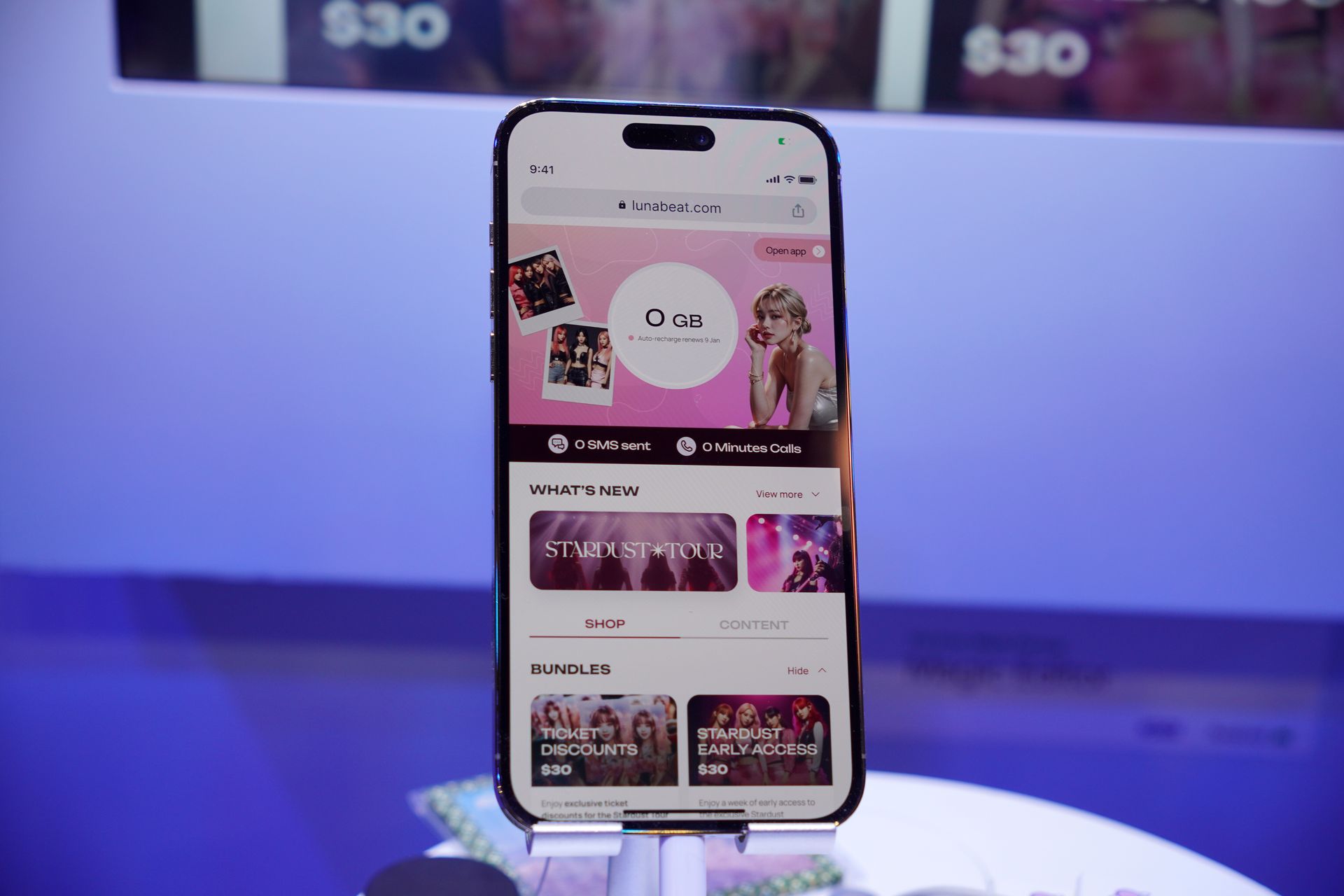 povoは、オープン化を目指して企業との連携を加速させていく。写真は、架空のアイドルグループのアプリにpovoの通信を組み込んだイメージ。MWCのKDDIブースで、そのデモを行っていた