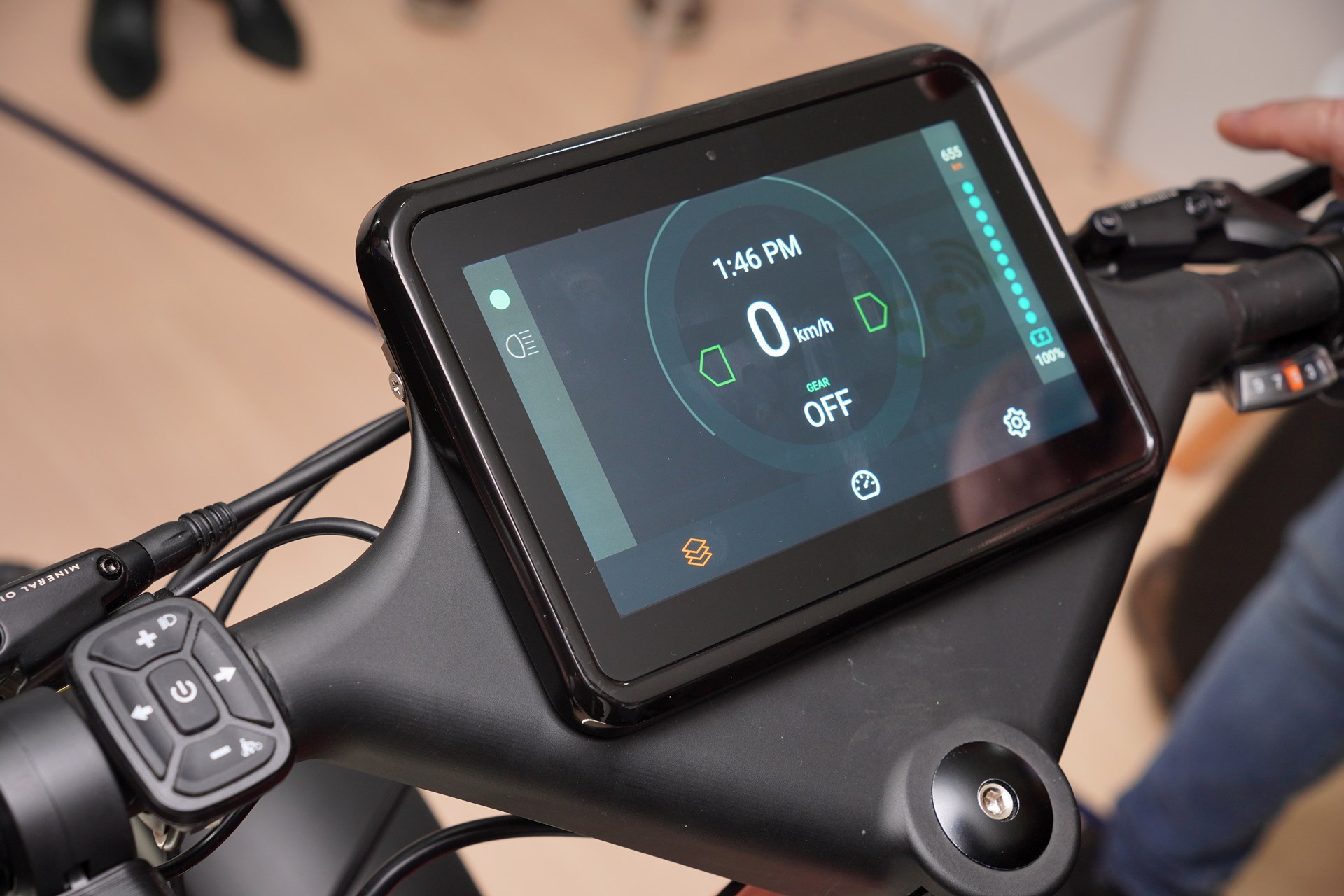 ハンド部分に取り付けられたディスプレイに、速度などの情報を表示できるほか、タブレットのように使って動画などを見ることも可能になるという