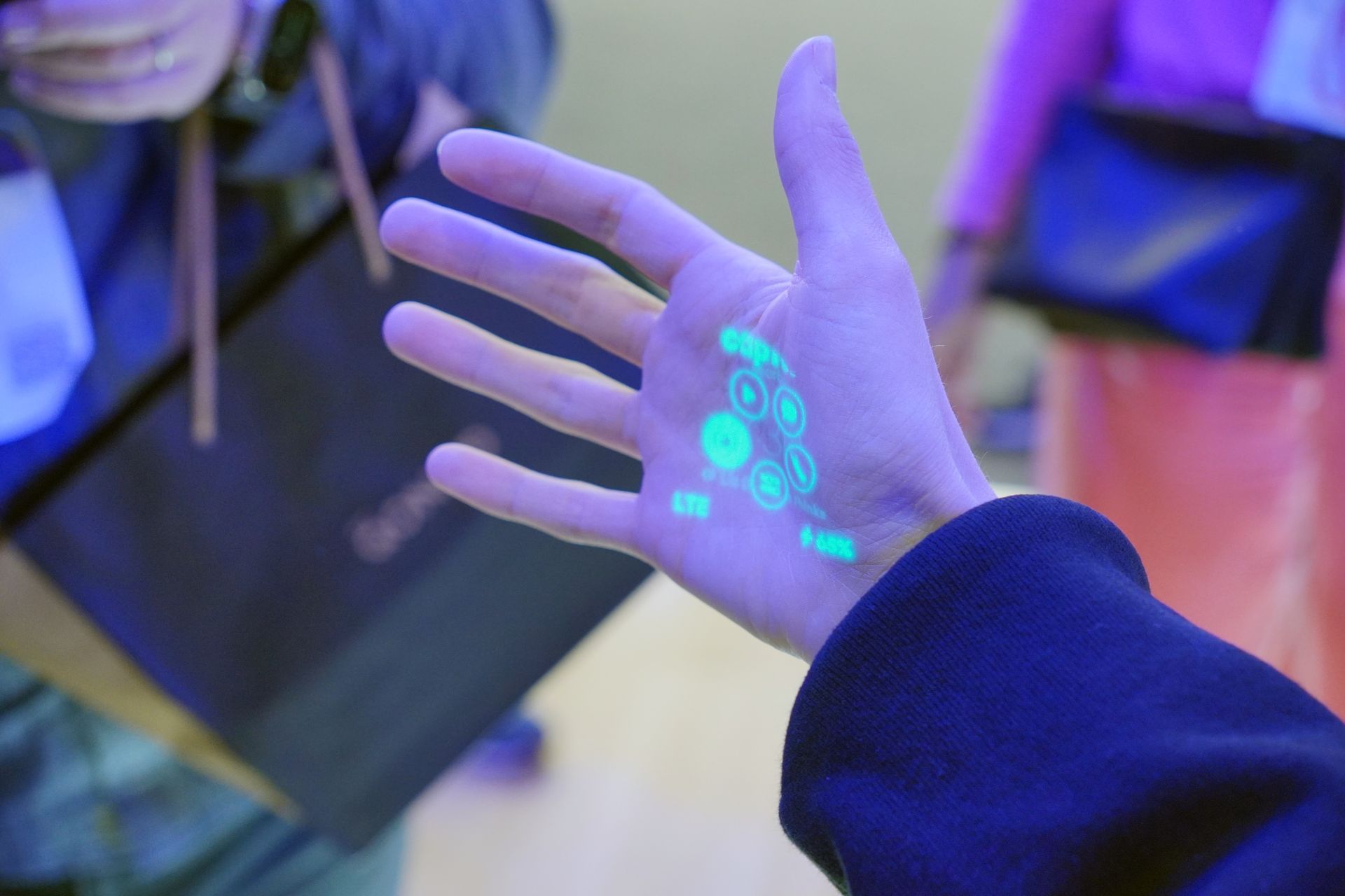 音声操作で結果も音声で返ってくるが、プロジェクターで手のひらに情報を表示させることも可能だ