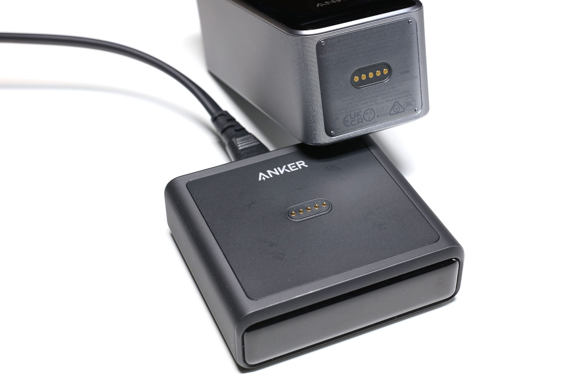 「Anker Prime Power Bank」シリーズモバイルバッテリーの底面には接点がある。充電台にも接点があり、互いに接触すると急速充電されるしくみ。