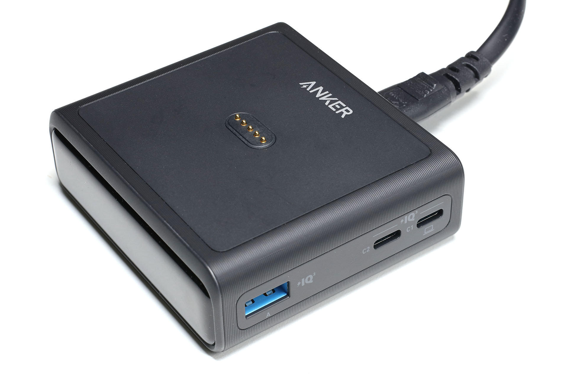 充電器右側にはUSB給電用のポートが3つある。