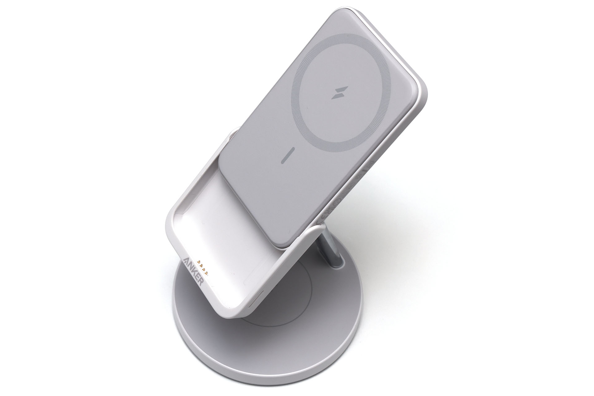 ナンとMagSafe充電台部分は取り外してモバイルバッテリーとして使える！　スタンド側とバッテリー側に接点があり、スタンドにセットすると充電されるしくみ。