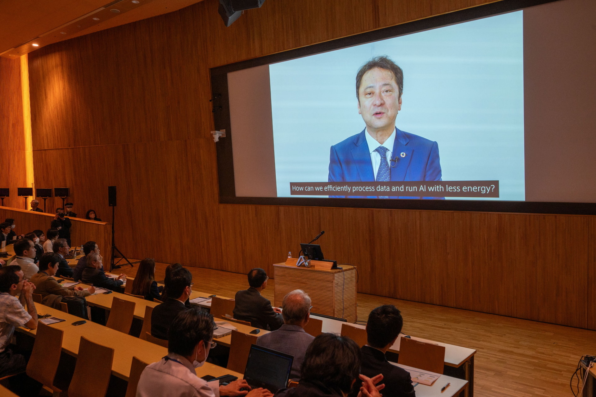 ソフトバンク 代表取締役社長兼CEOの宮川 潤一氏はビデオメッセージで挨拶