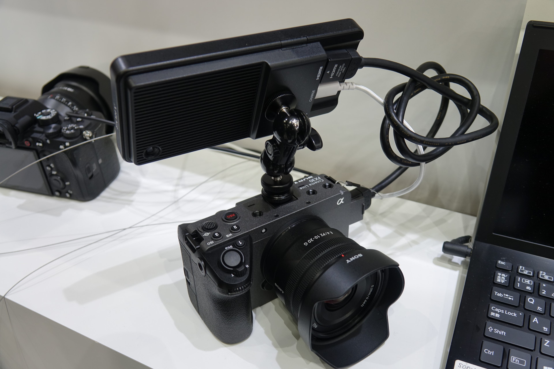 カメラに装着された状態のPDT-FP1