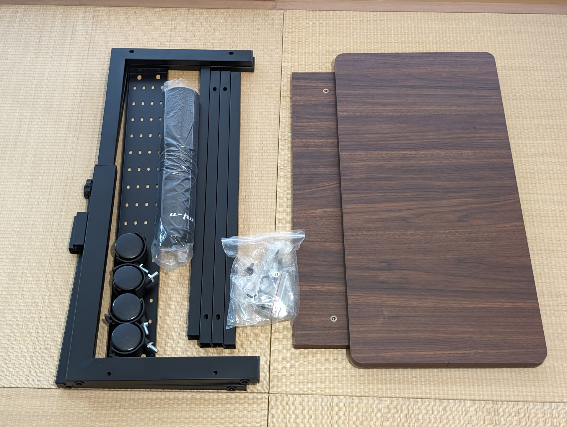 パーツで届くのでまずは組み立てから