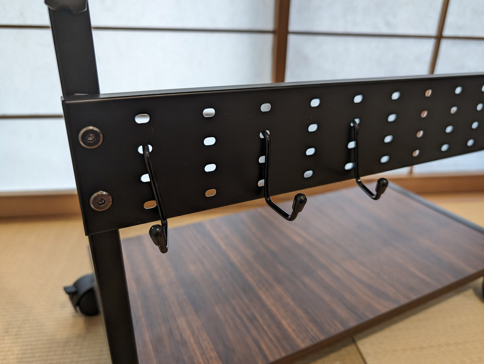 サイドに取り付けたブラケット。付属のフックと組み合わせれば電源タップを固定しやすい