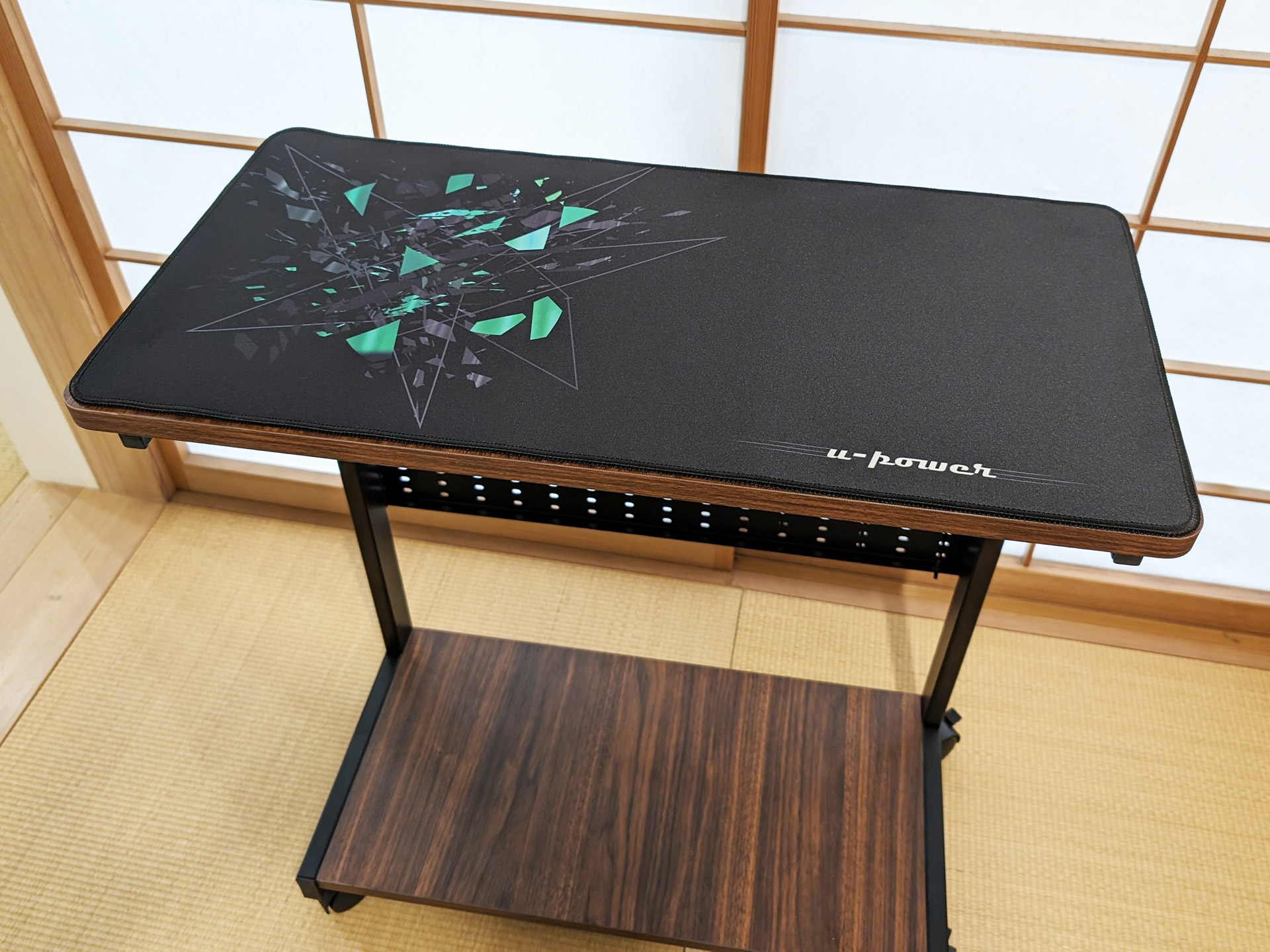 ぴったりサイズのデスクマットも付属