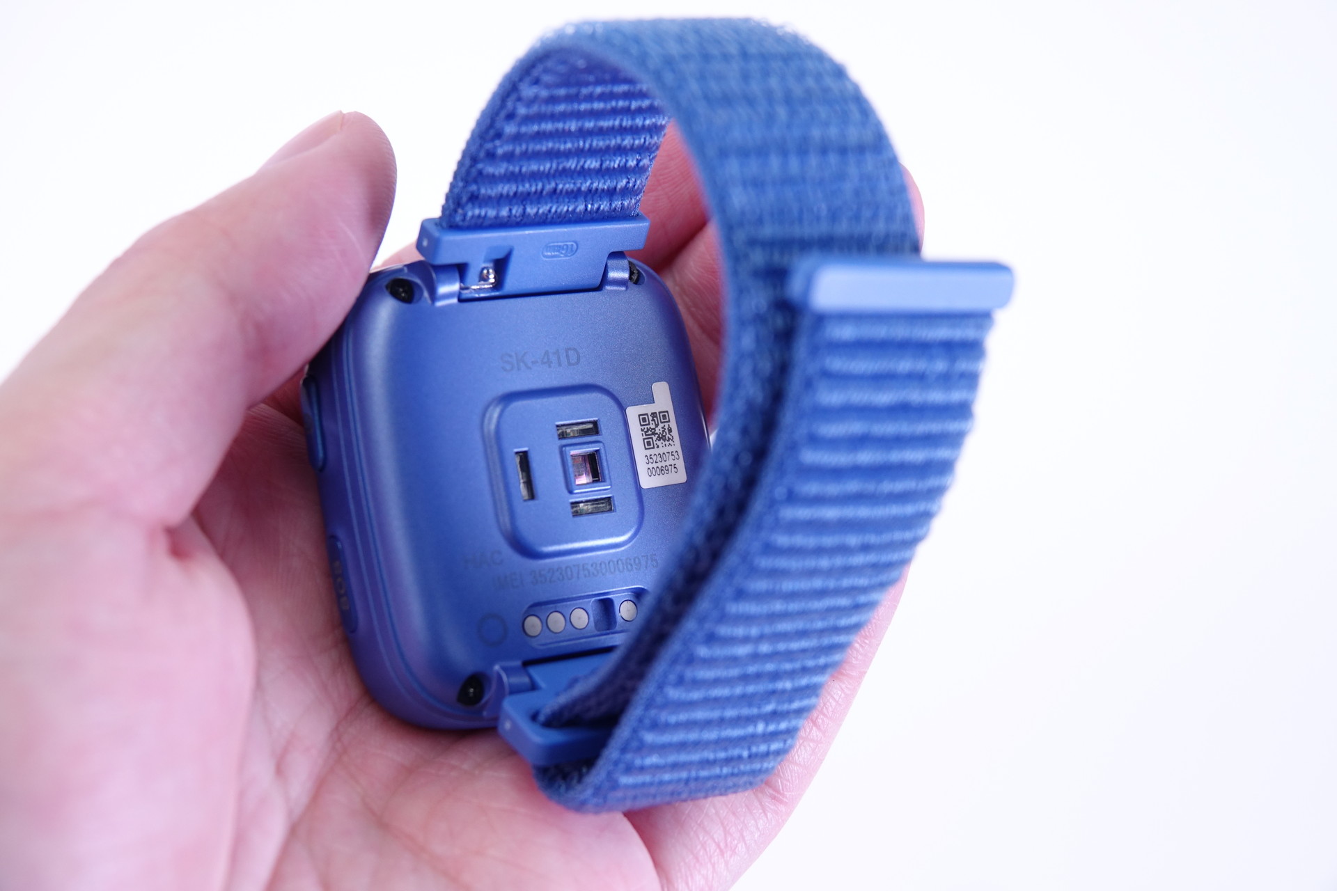 側面にはSOSボタンと電源ボタン