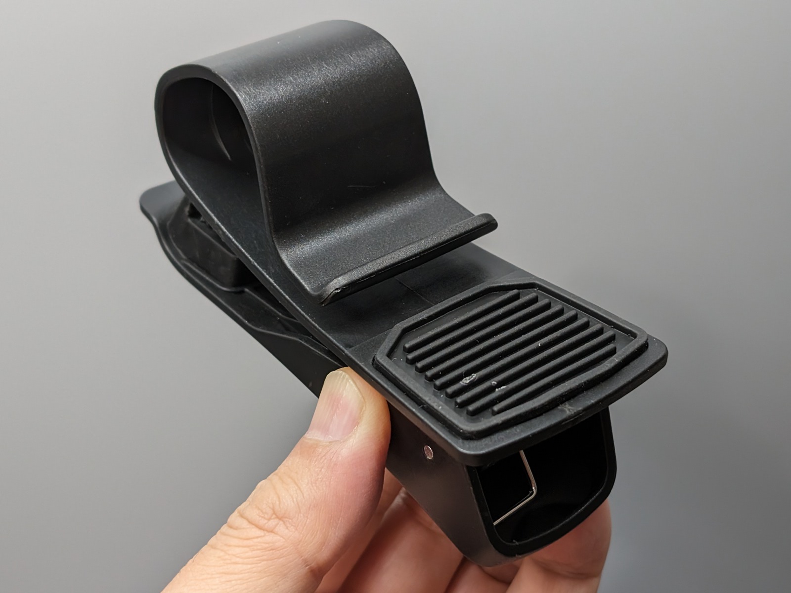 上部は棚板に挟み込む。滑り止めのゴムシートも貼られている