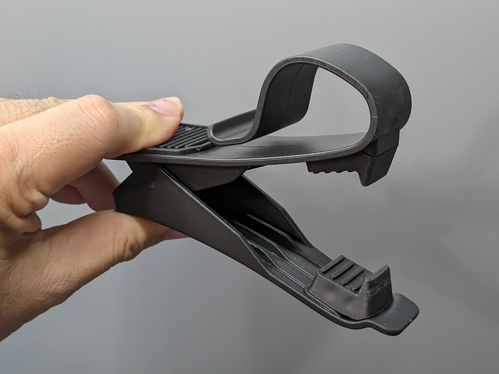 下部は完全なクリップ状で、スマホを挟み込んで固定する