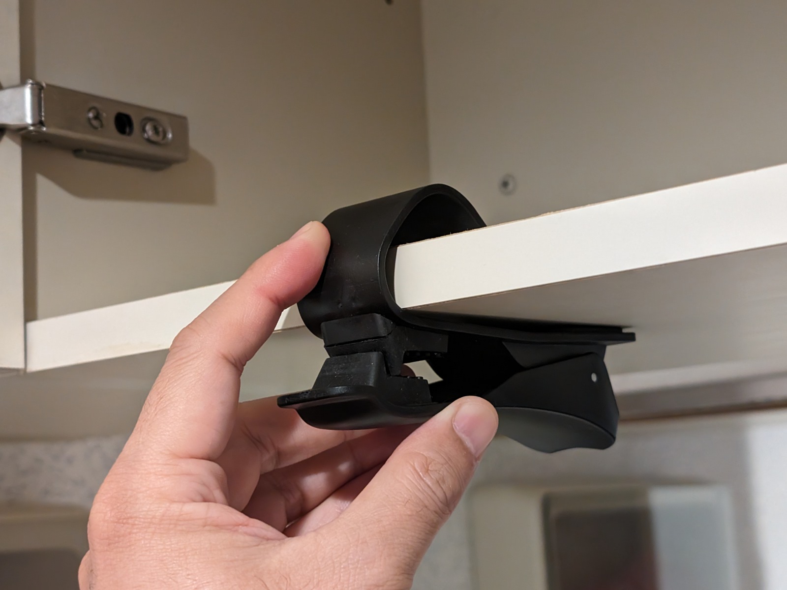 設置の手順。まずは棚板に取り付ける