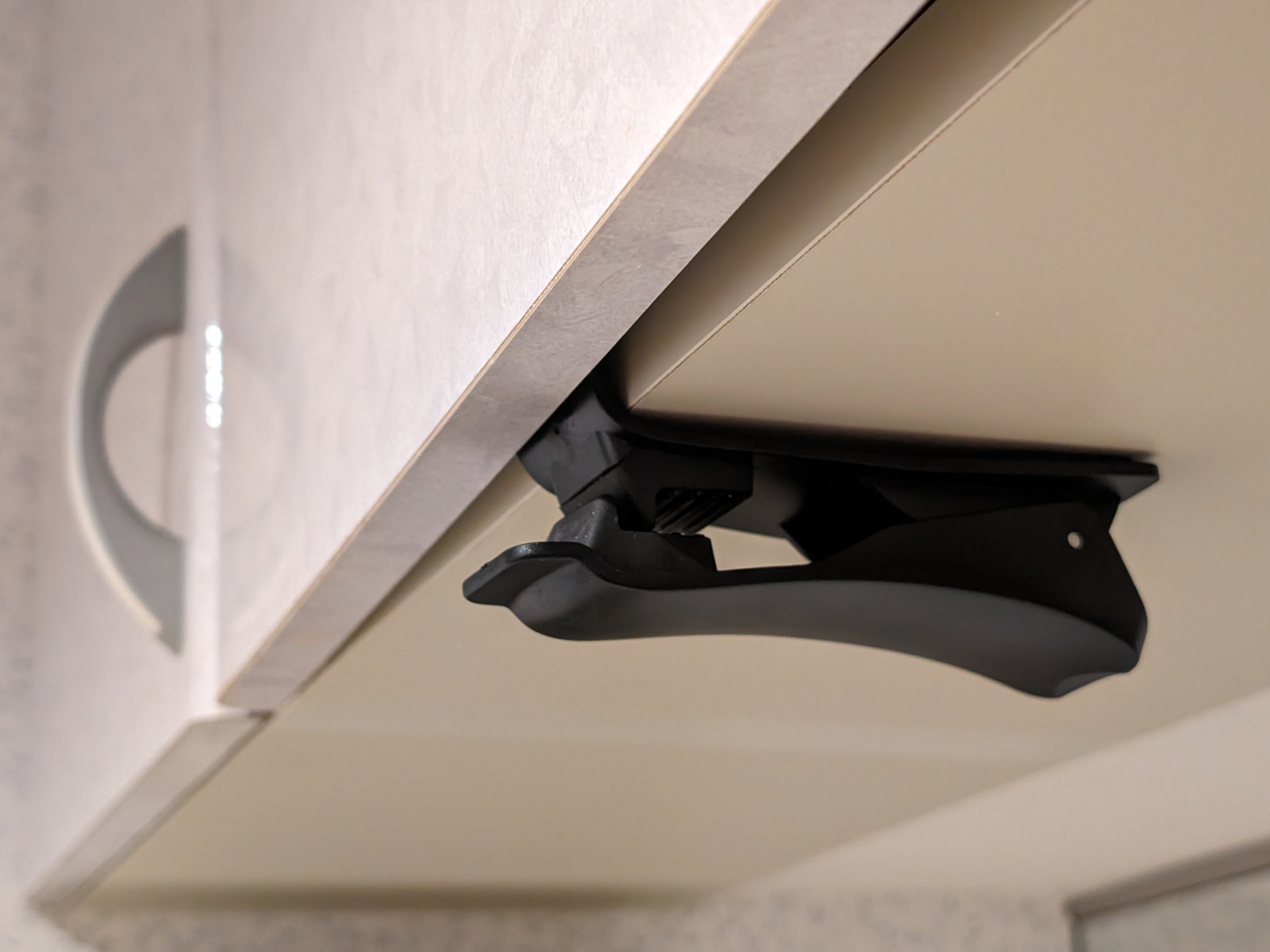 本製品を取り付けたまま扉を閉めると若干浮いてしまうのはデメリット。構造上は致し方ない部分だ