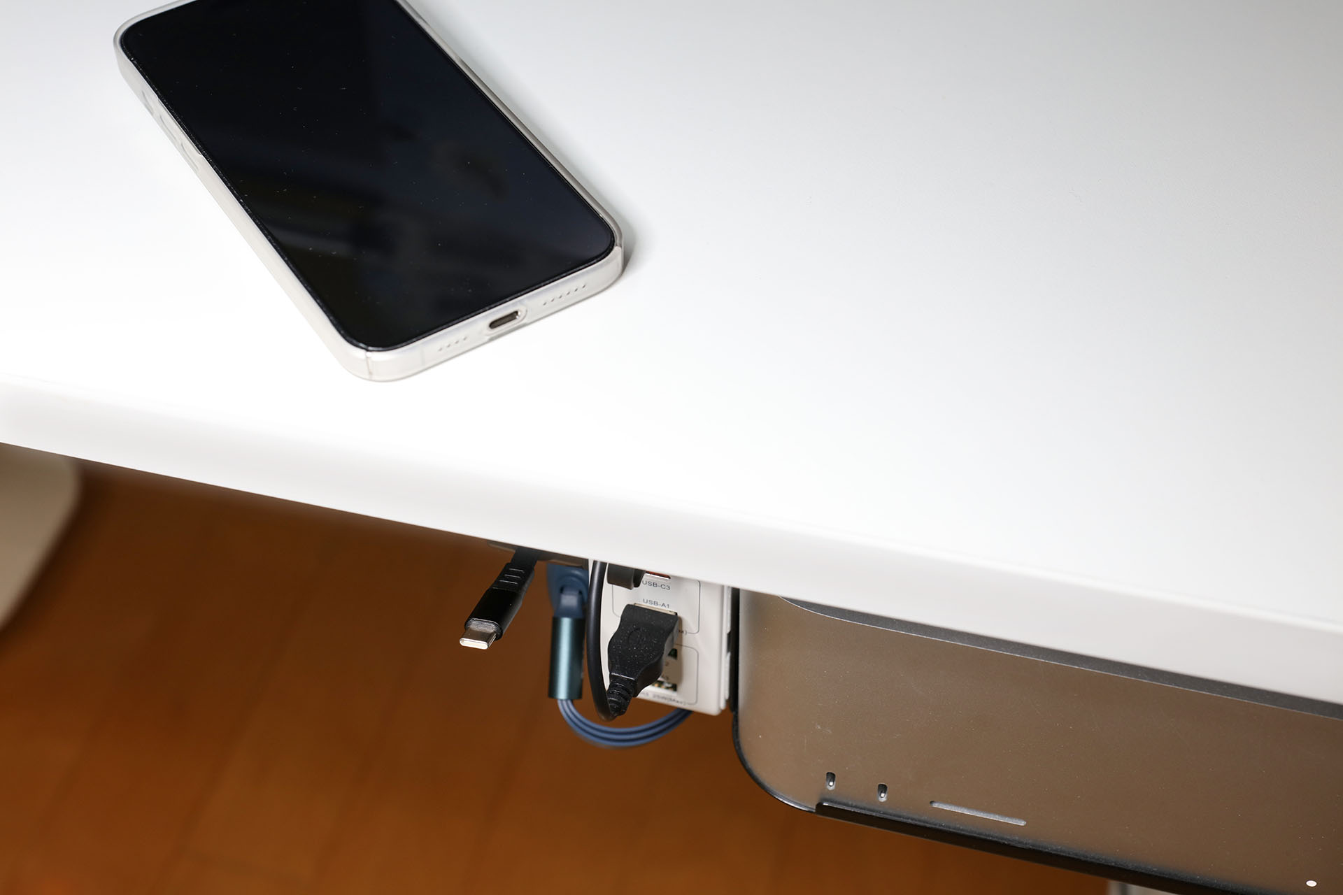 メインマシンのMac Studioは、スチールマウントを使って机の下に吊るカタチでセットしている。そのスチールマウントにUSB-ACアダプターと片側巻き取り式USBケーブルをセットしている。