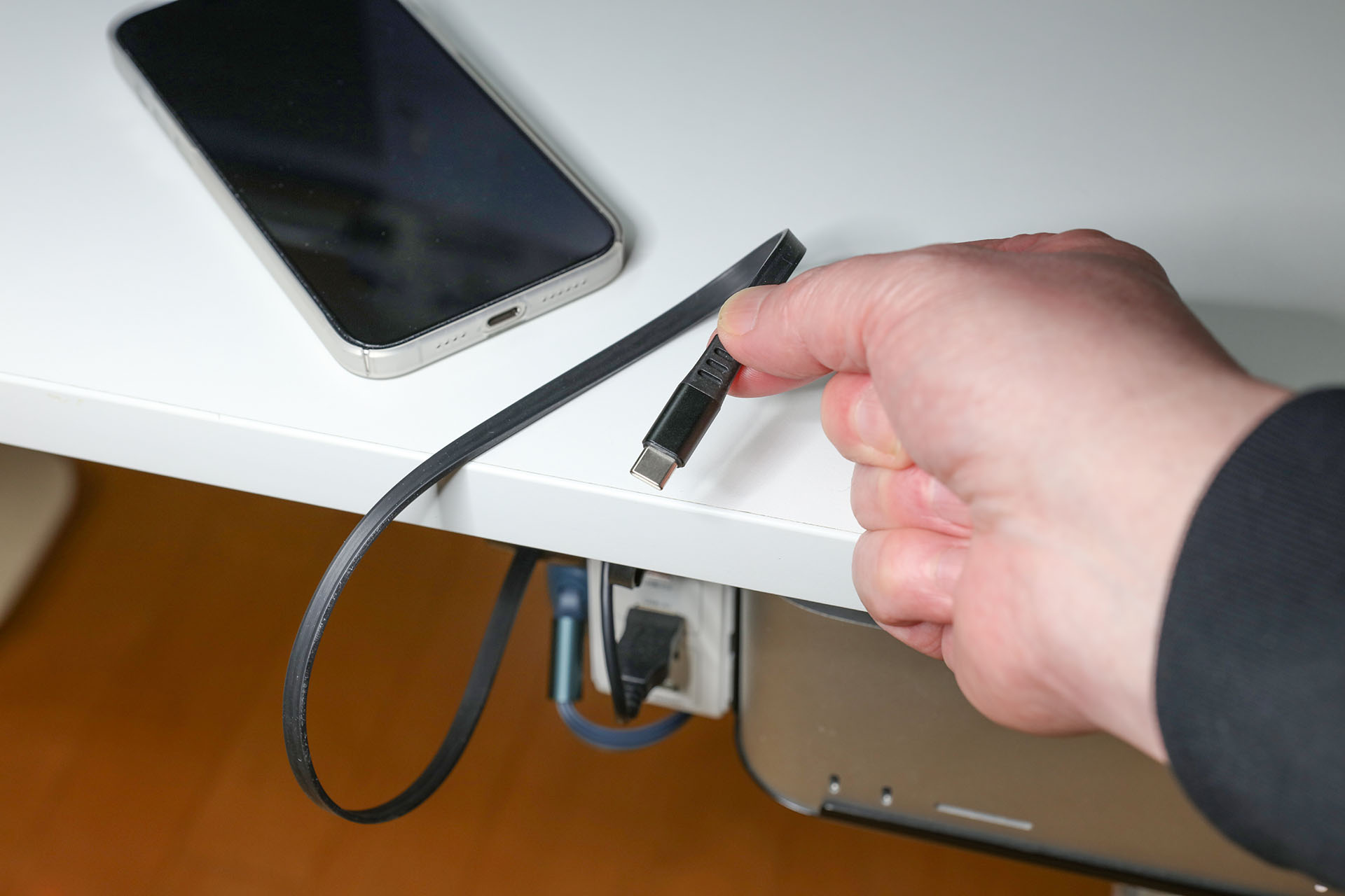 デバイスを充電したくなったらギューっとケーブルを引き出す。片側巻き取り式USBケーブルのケース部は固定してあり、片手で容易にケーブルを引き出せる。