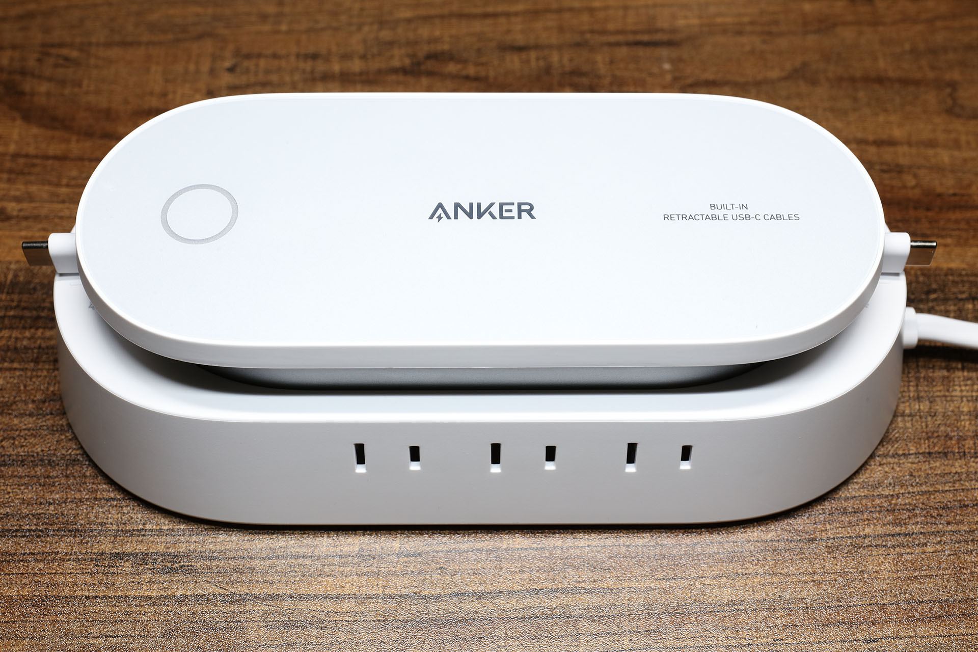 Anker 647 Charging Stationには前後合計6つのACアウトレット(コンセント)と、左側に2つの充電用USBポートがあり、さらに2本の巻き取り式USBケーブル(充電用)を備えている。