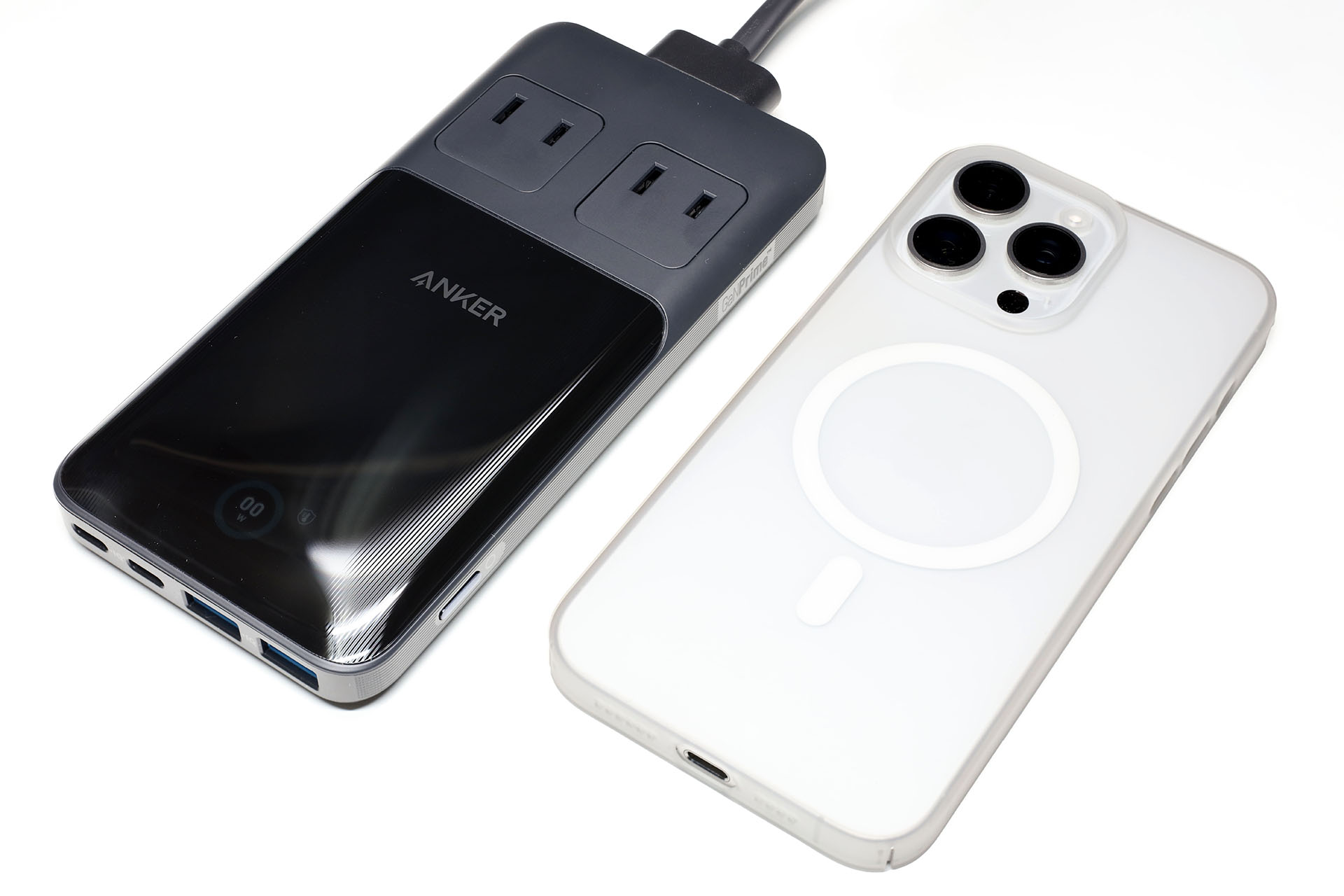 iPhone 15 Pro Maxと並べた様子。チャージャーは「厚さ18mm」ということで、このテの製品としては極薄なのだ。