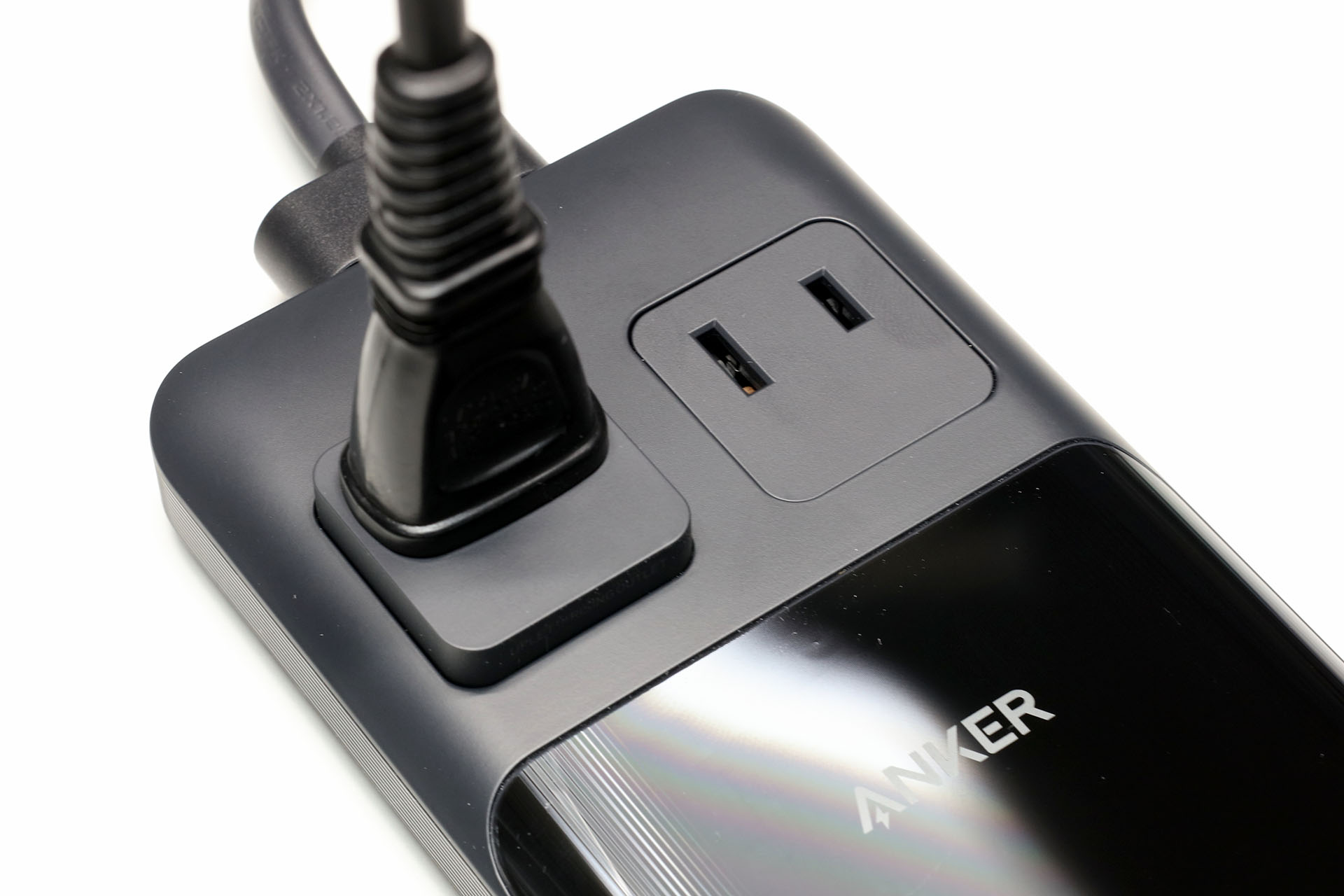 ACプラグを挿すとせり出してくる構造だ。ACアウトレットの定格電力は1000W。
