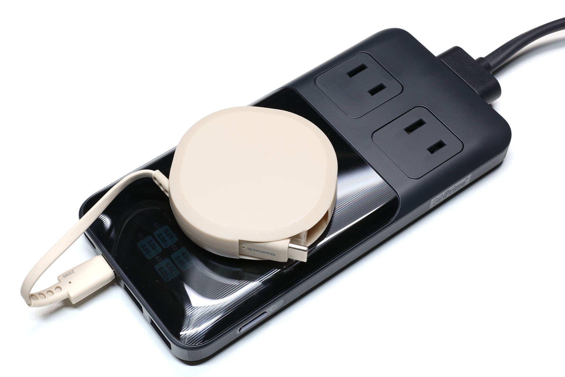 オウルテックの「katamaki」を両面粘着テープでペタリ。極薄充電ステーションは底部にイイ感じの滑り止めがあって滑りにくいので、この状態でUSBケーブルを片手で引き出せる。……向きがちょっと微妙なので、短いUSB-C延長ケーブルが必要？