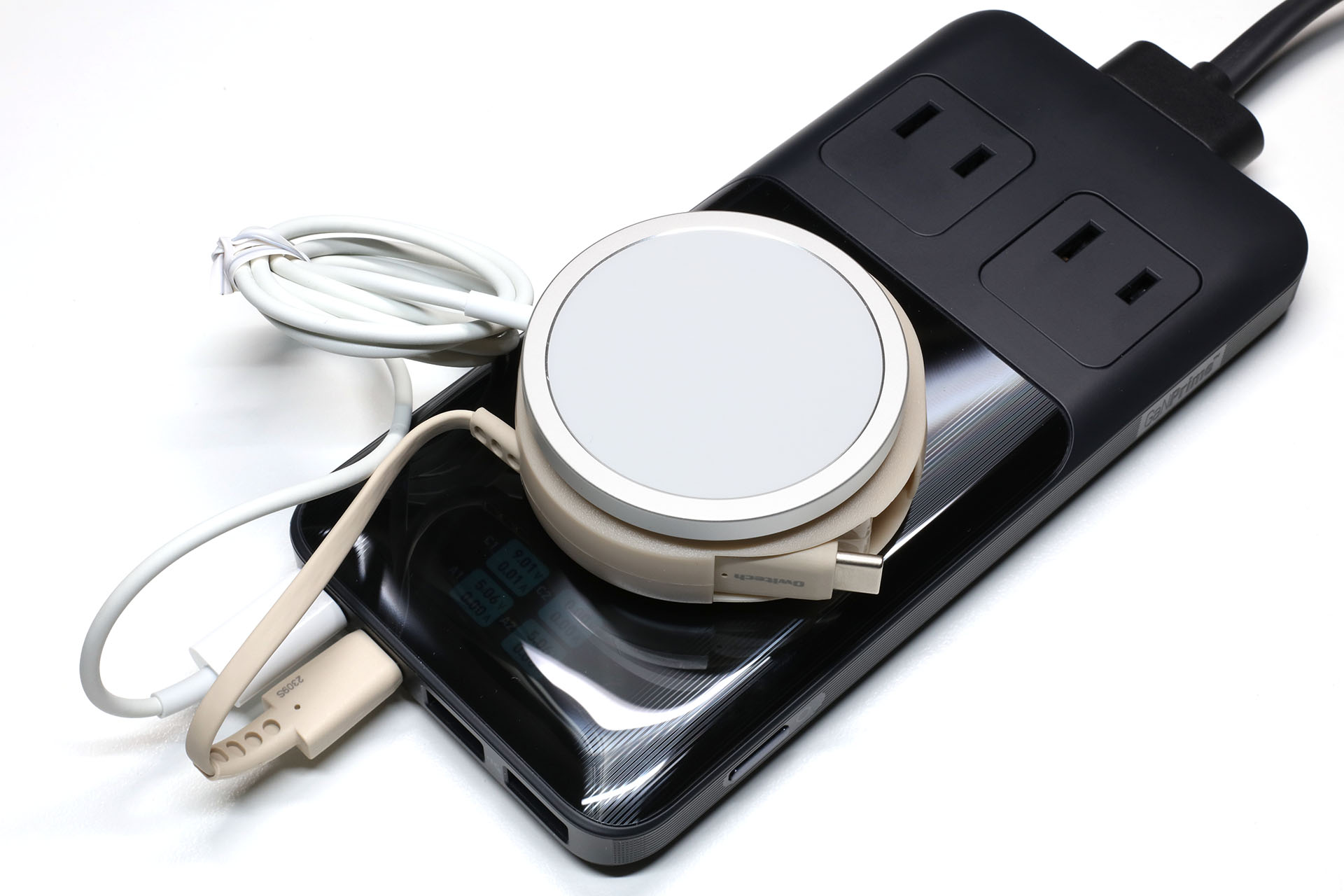 さらにその上にMagSafe充電器をペタリ。MagSafe充電にも対応するようになった♪　MagSafe充電器のケーブルがちょっと邪魔？