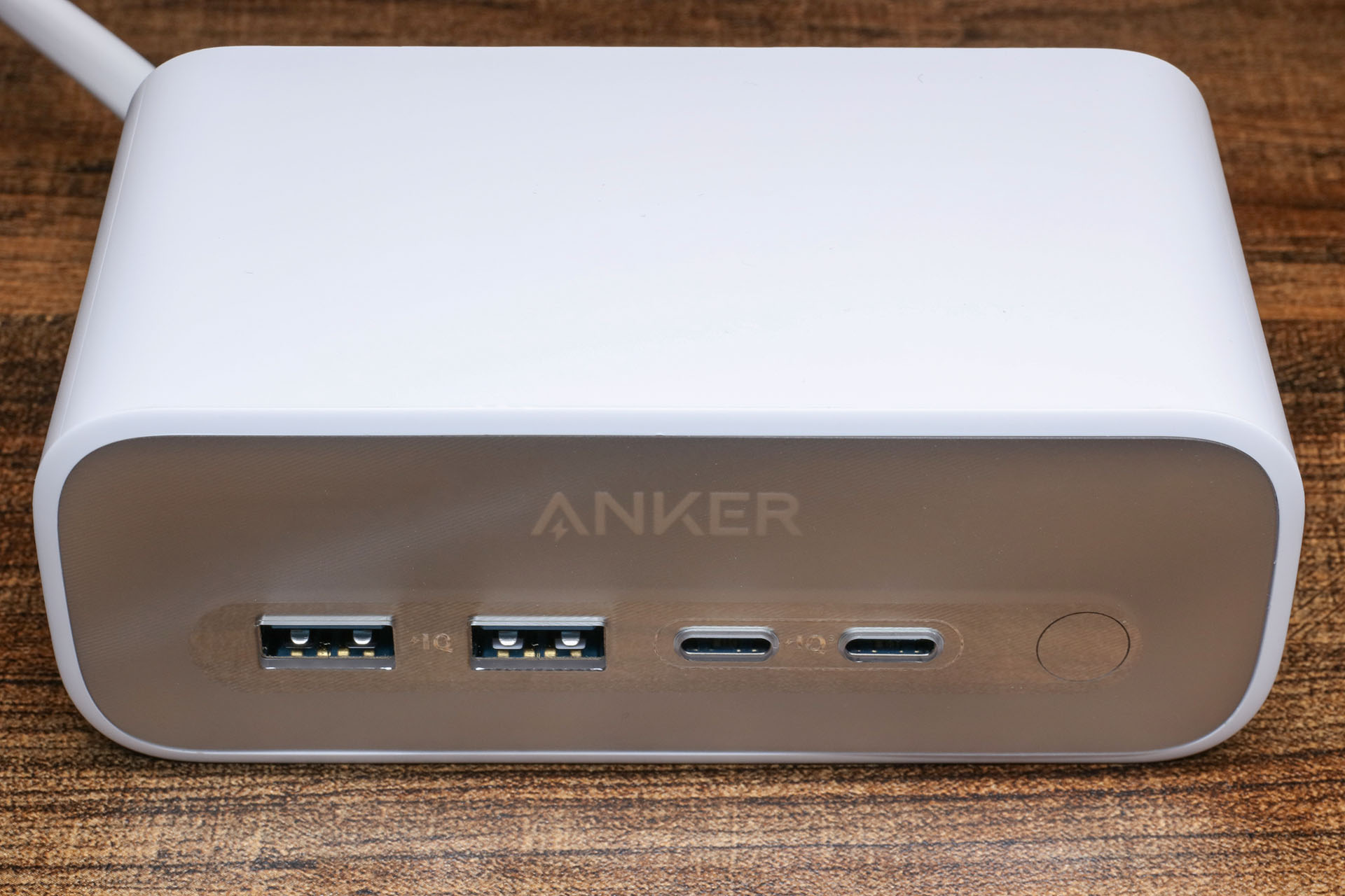 Anker Charging Station (7-in-1, 100W)本体。カラーはブラックとホワイトがある。
