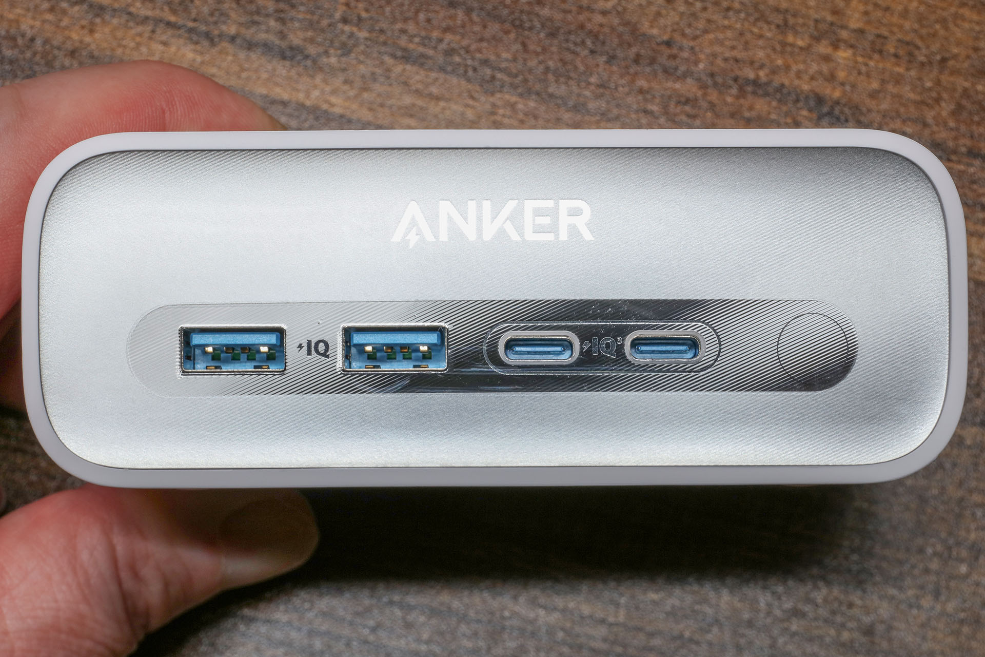前方にはUSB-A×2とUSB-C×2の充電用ポートが並ぶ。