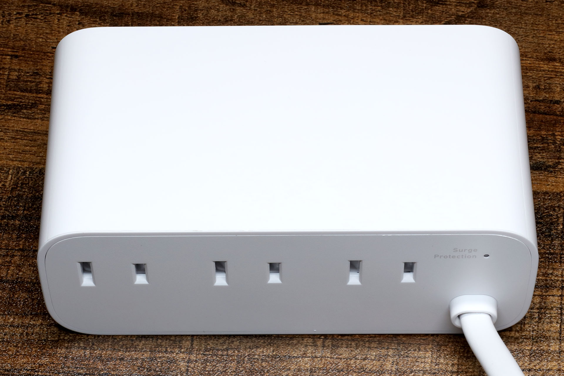 本体後方に3つのACアウトレットを備える。定格出力は1000W。