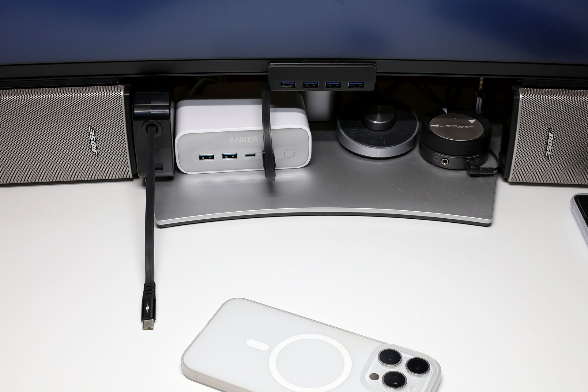 ケーブルを引き出せばいつでも充電できる。充電を終えたらケーブルを巻き取れる。
