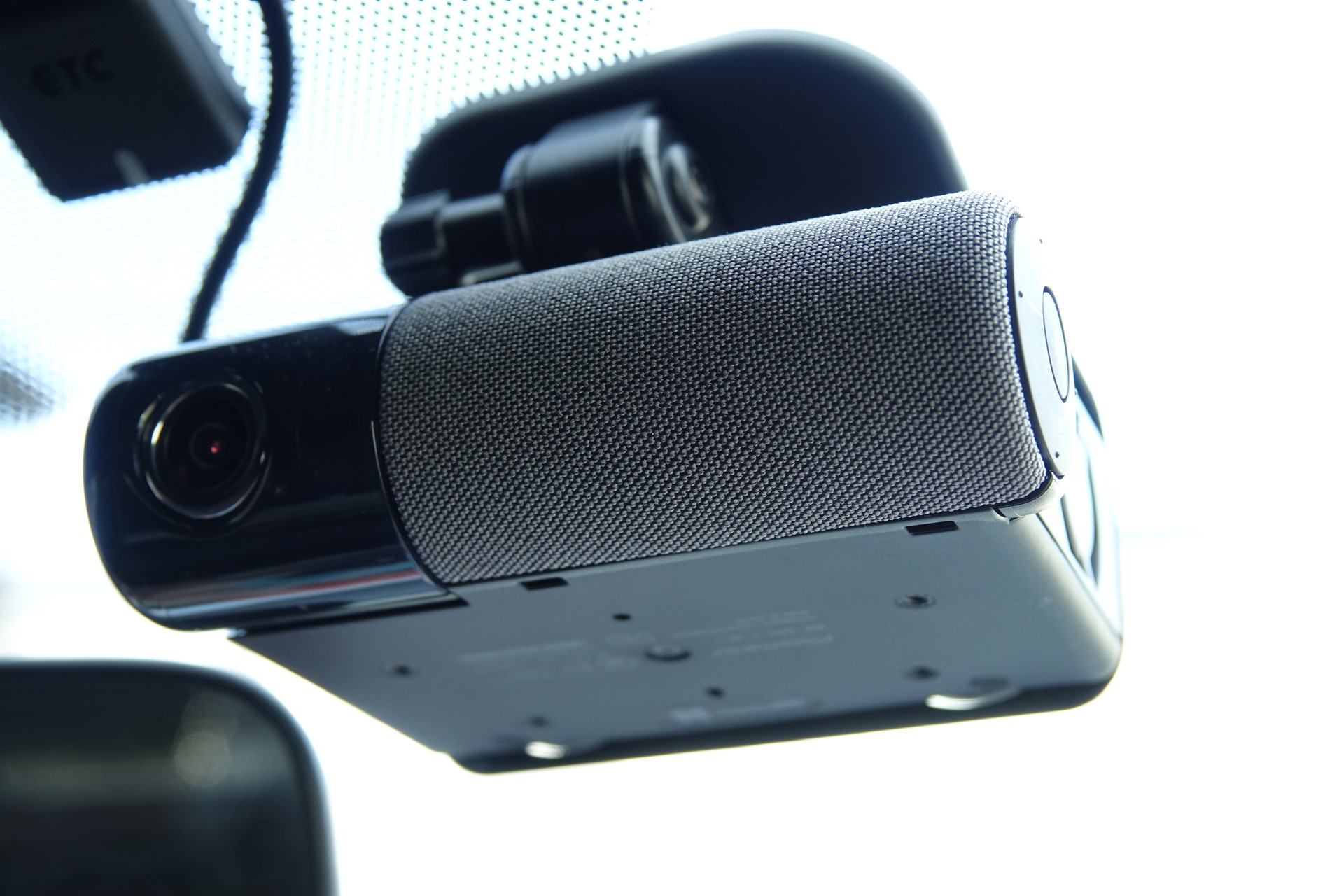 筆者のNP1近影。「デカい」という声もあるようだが確かに大きい。が、筆者所有車はもともと前方視界が極めて悪いためあまり気にしていない