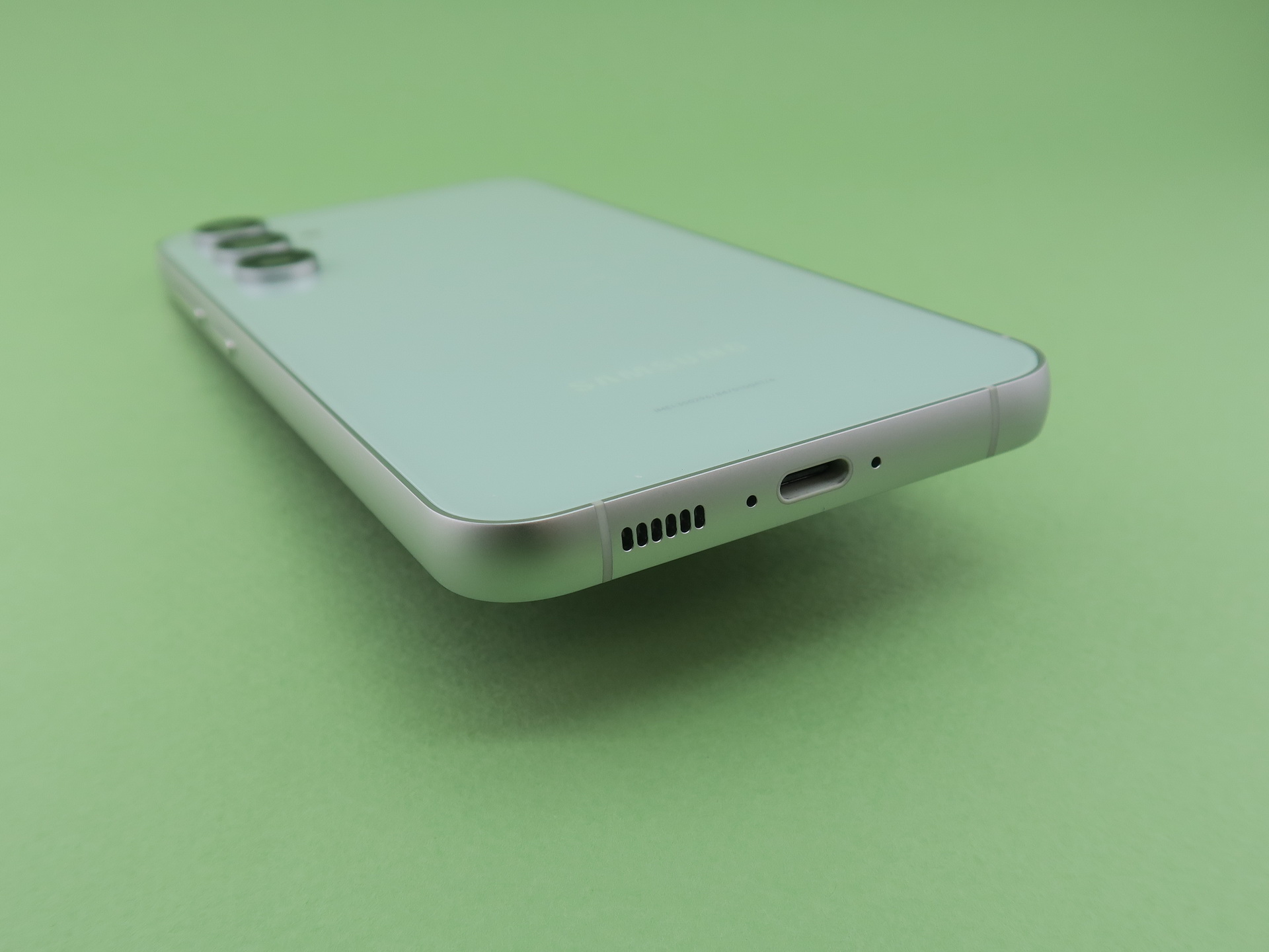 本体下部にはUSB Type-C外部接続端子を備える。3.5mmイヤホン端子は備えられていない