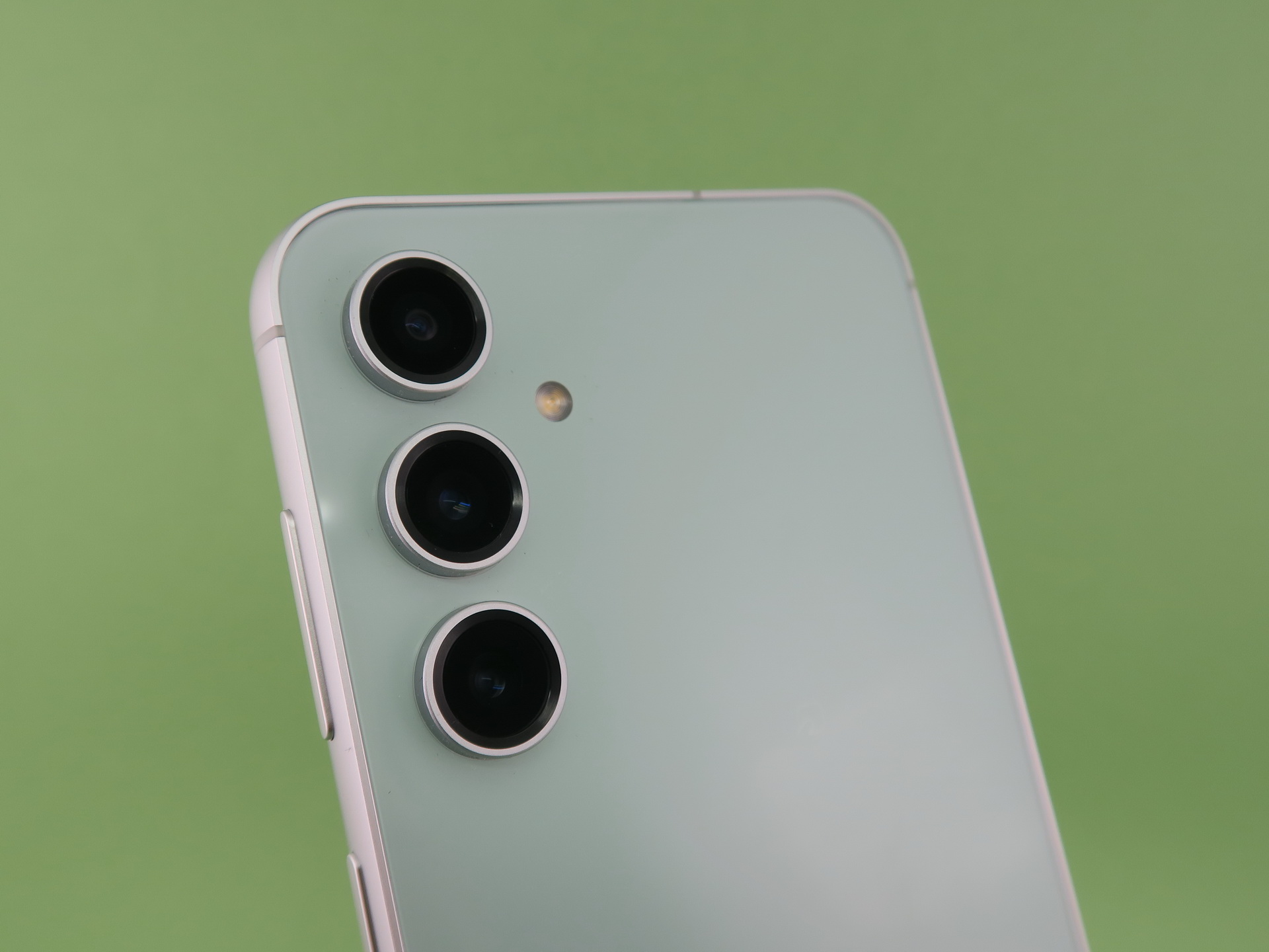 本体背面にはトリプルカメラを搭載。カメラ部分のデザインは「Galaxy S23」などと共通