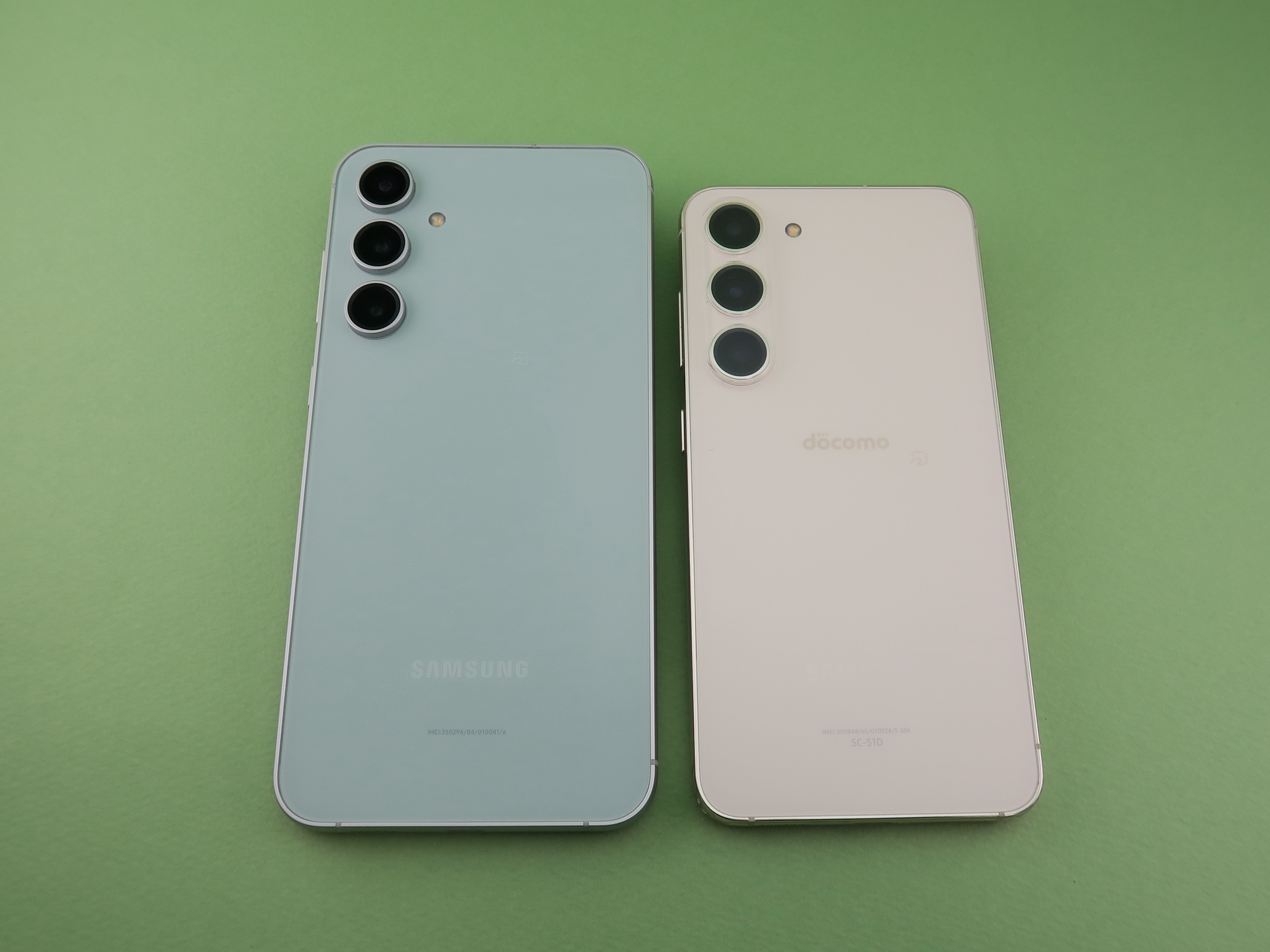 「Galaxy S23 FE」（左）と「Galaxy S23」（右）の背面。ひと回り大きさが違う