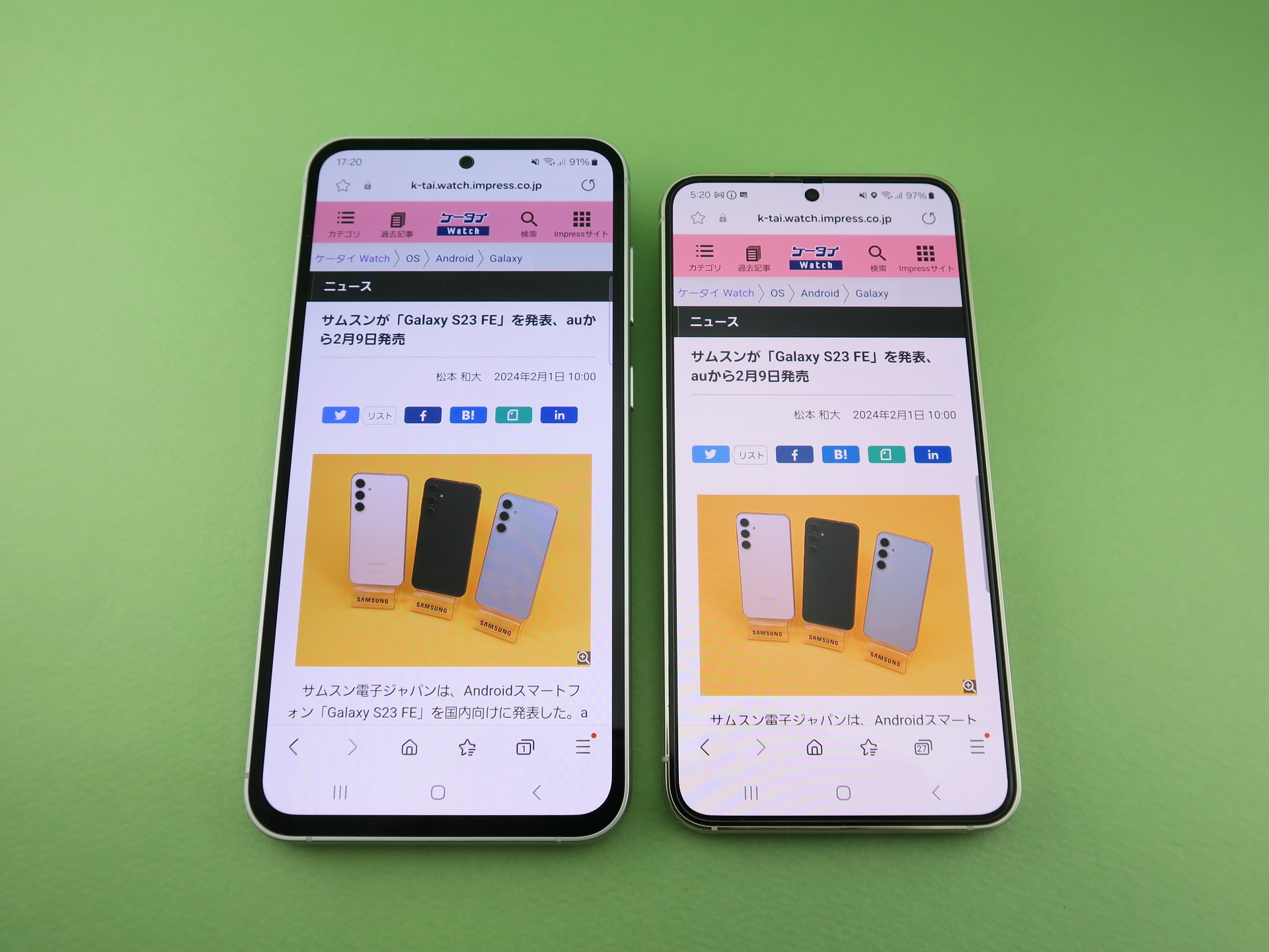 「Galaxy S23 FE」（左）と「Galaxy S23」（右）でWebページを表示。SNSの表示なども含め、より広く表示できるのはメリットが大きい