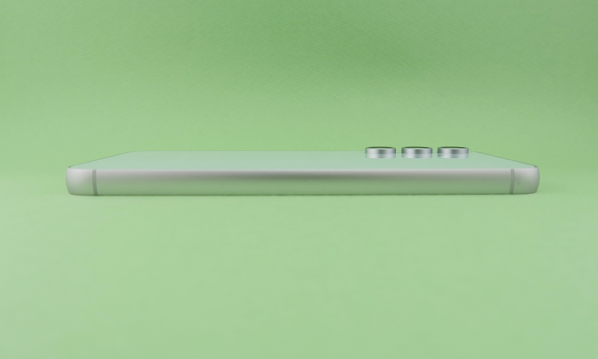 左側面はボタン類などがない仕上がり。カメラ部分の突起は約2mm程度