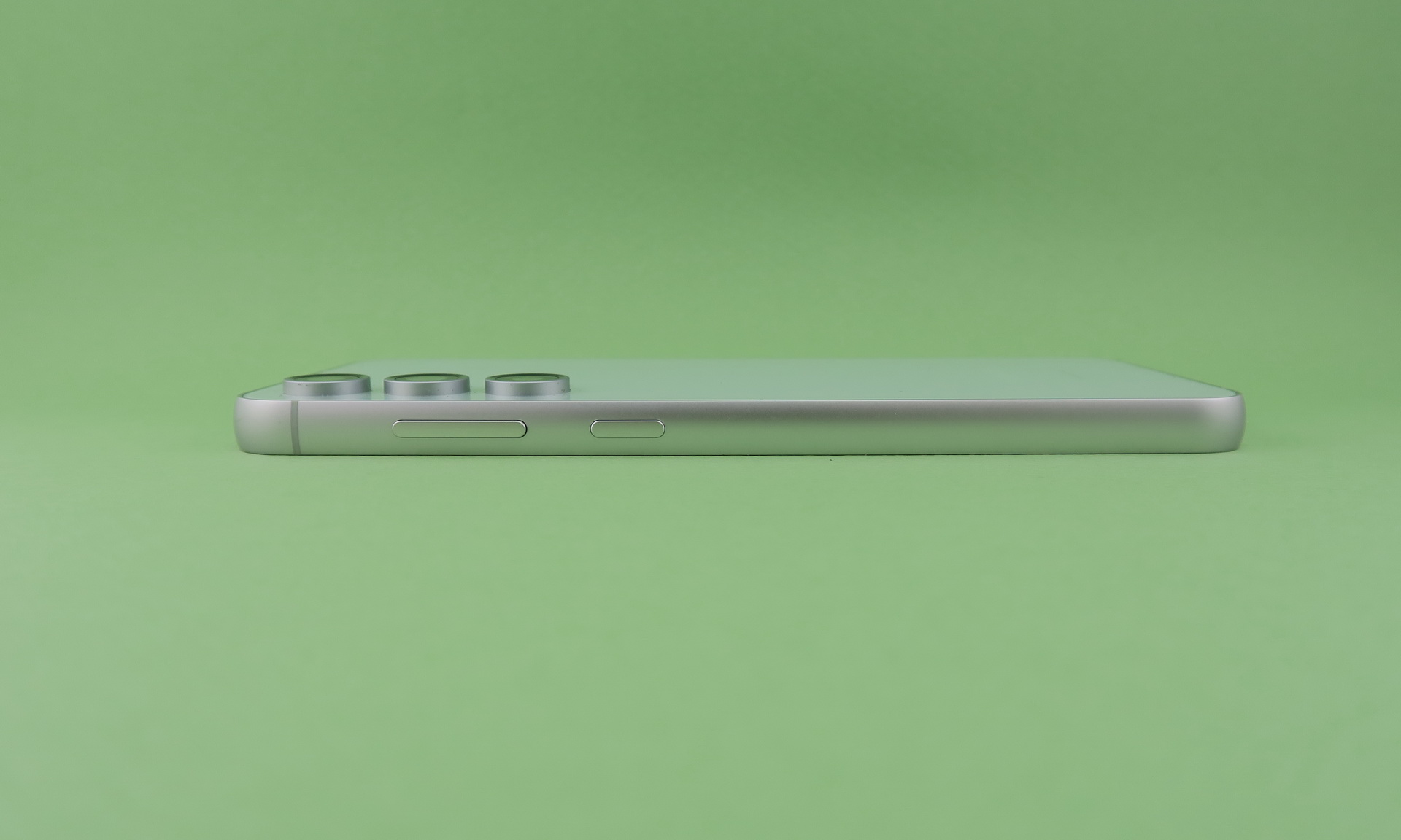 右側面は上部側にシーソー式の音量キー、隣に電源キーを備える