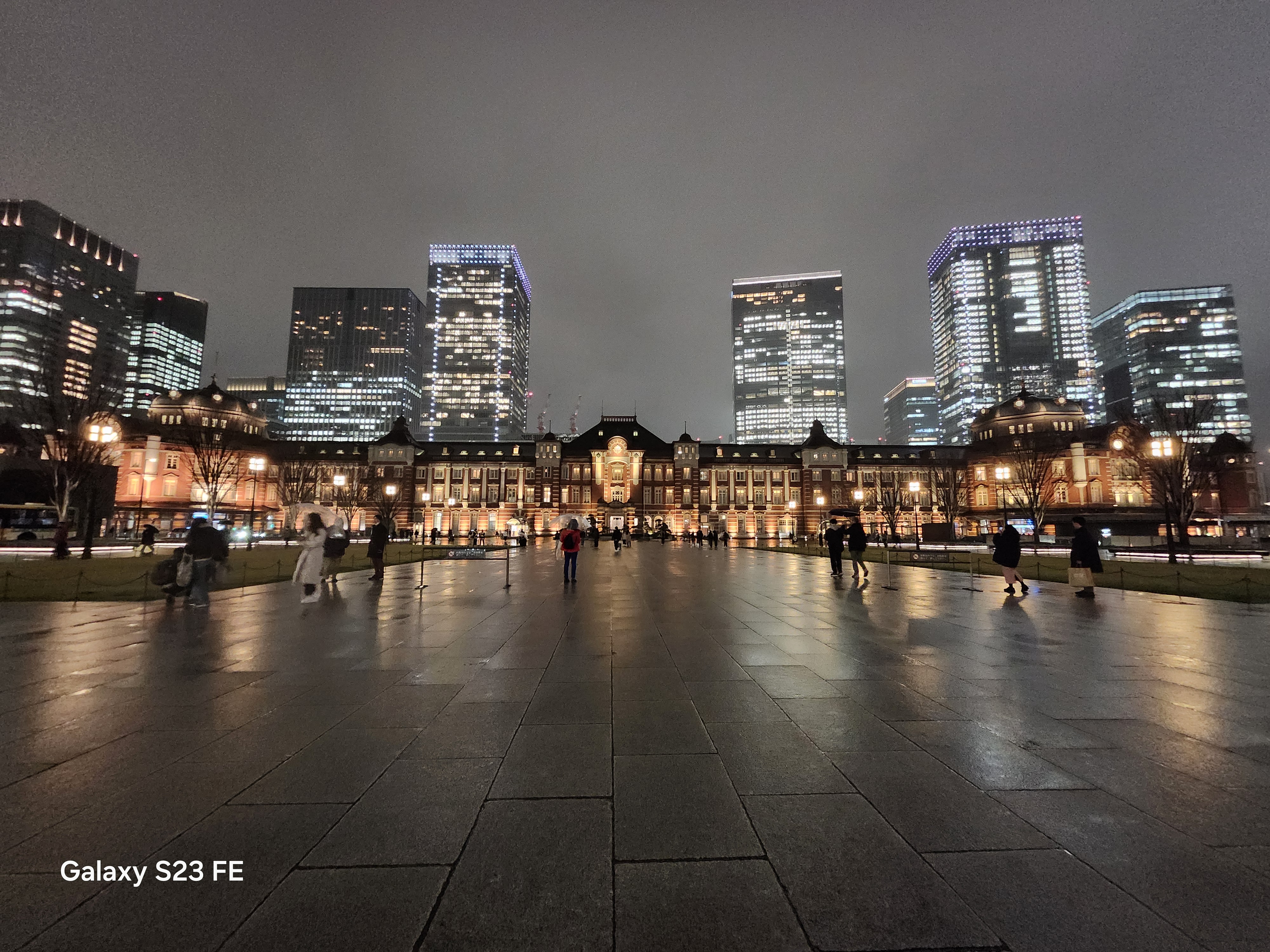 夜景を超広角（0.6x）で撮影。広角カメラの写真と比べ、まったく遜色のない明るさで撮影できている