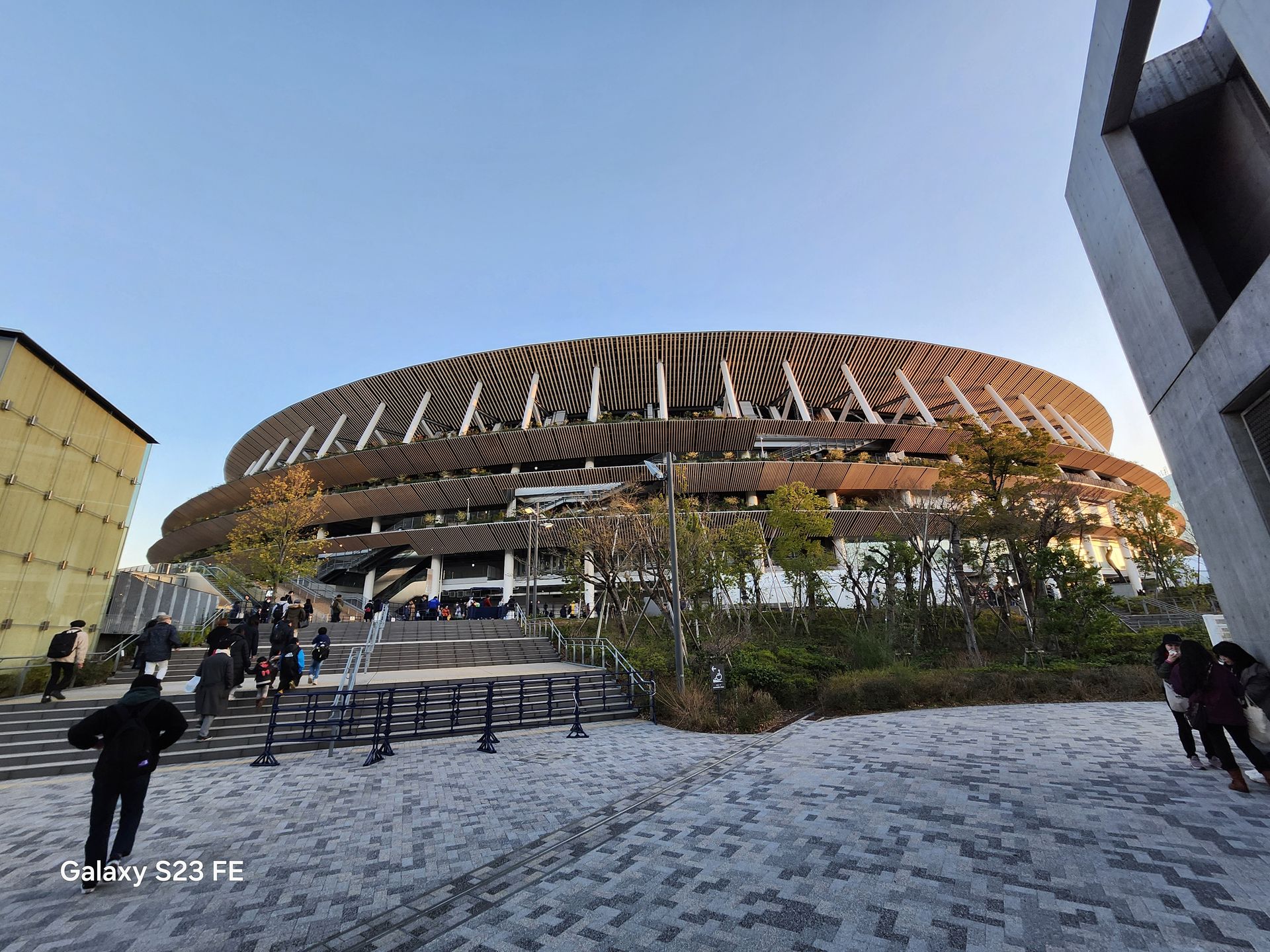 日中に国立競技場入口付近を超広角カメラで撮影。背景の空もあまり不自然な青さがなく、建物もくっきりと撮影できている