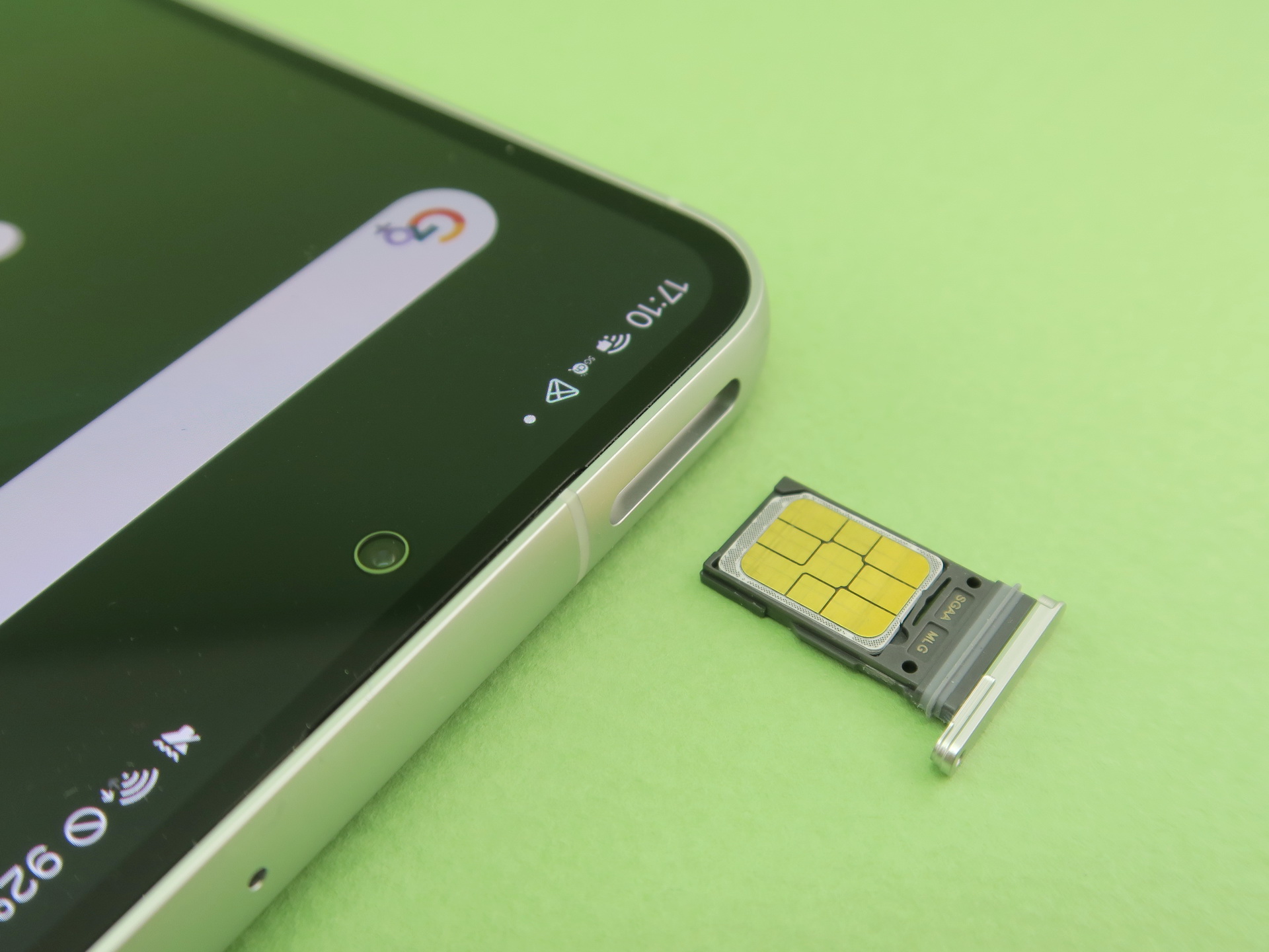 本体上部にピンで取り出すSIMカードスロットを備える。SIMカードはnanoSIMカードを採用し、eSIMも利用可能