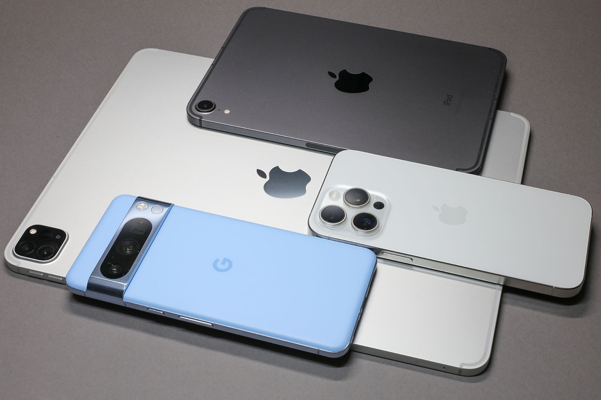 主に使っているデバイスがiPhone 15 Pro Max、Google Pixel 8 Pro、12.9 iPad Pro （第6世代）、iPad mini 6。ほかにも時々使うデバイスはあるが、メインはこの4端末だ。